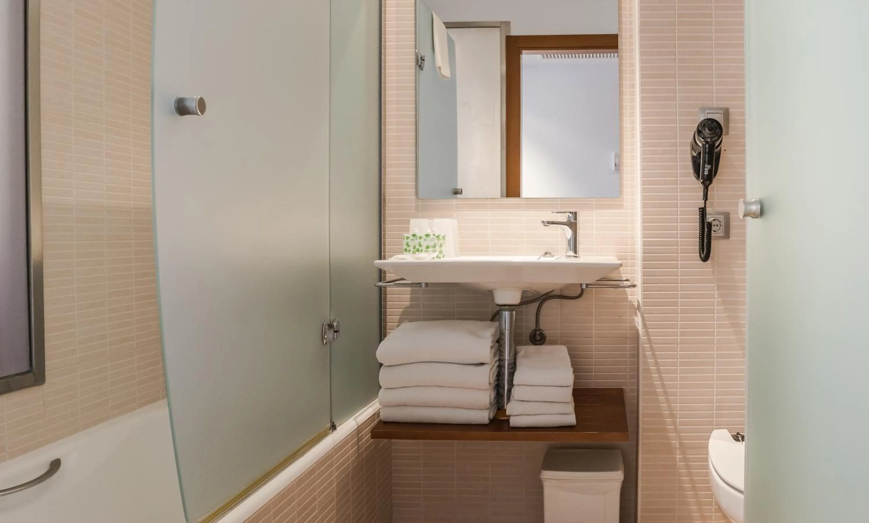 Bathroom, Bed in Hotel Jeni & Restaurant