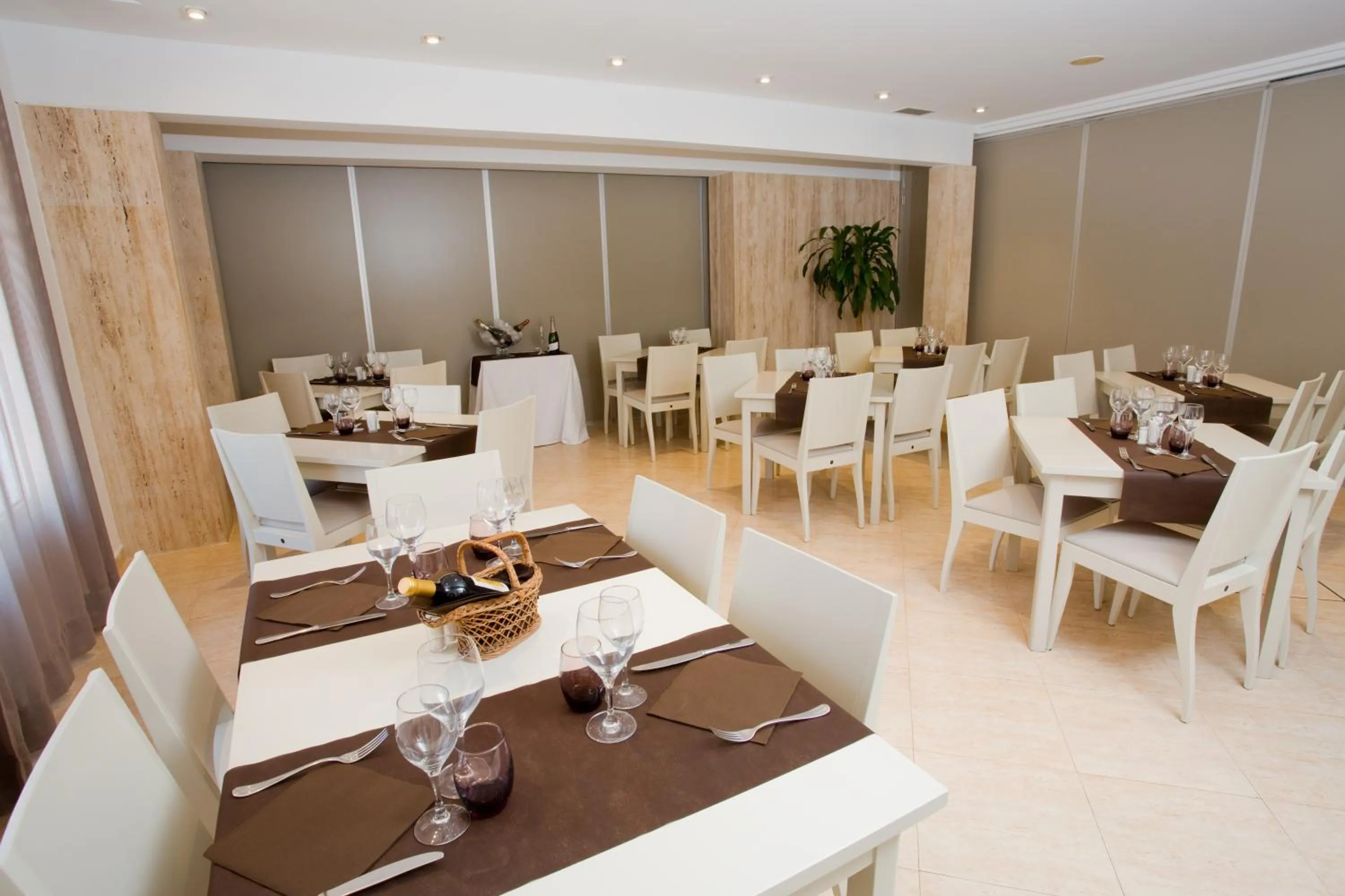 Restaurant/places to eat in Hotel Jeni & Restaurant