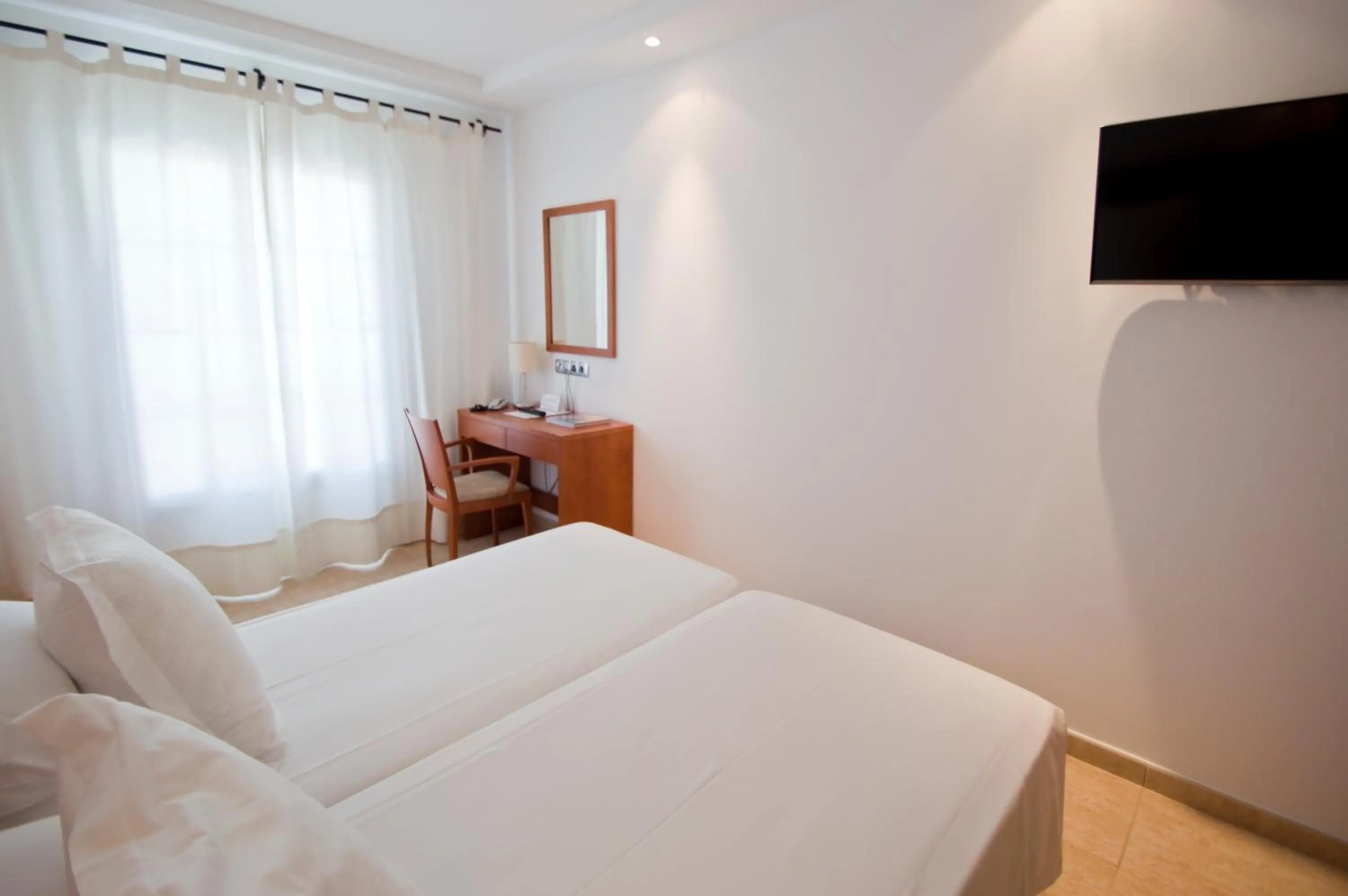 Photo of the whole room, Bed in Hotel Jeni & Restaurant