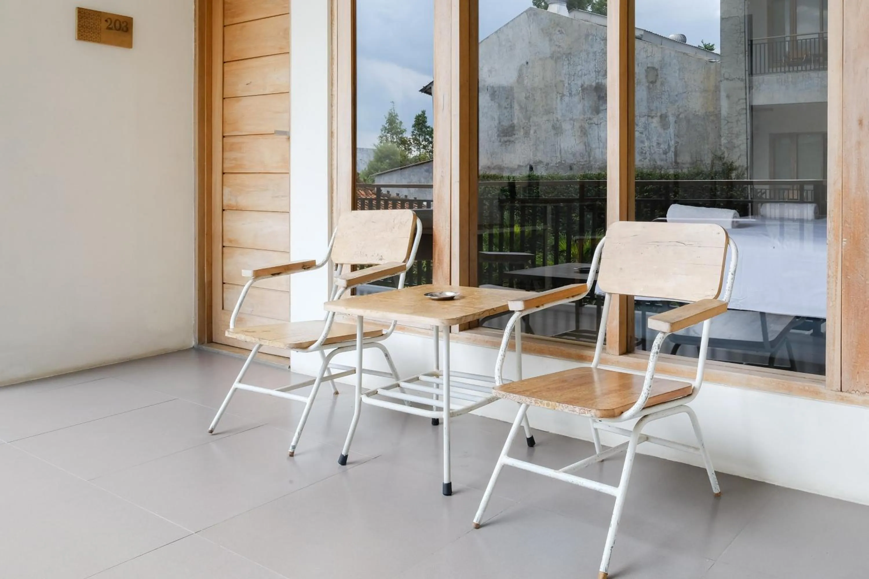 Seating area in Urbanview Code Riverstay Yogyakarta