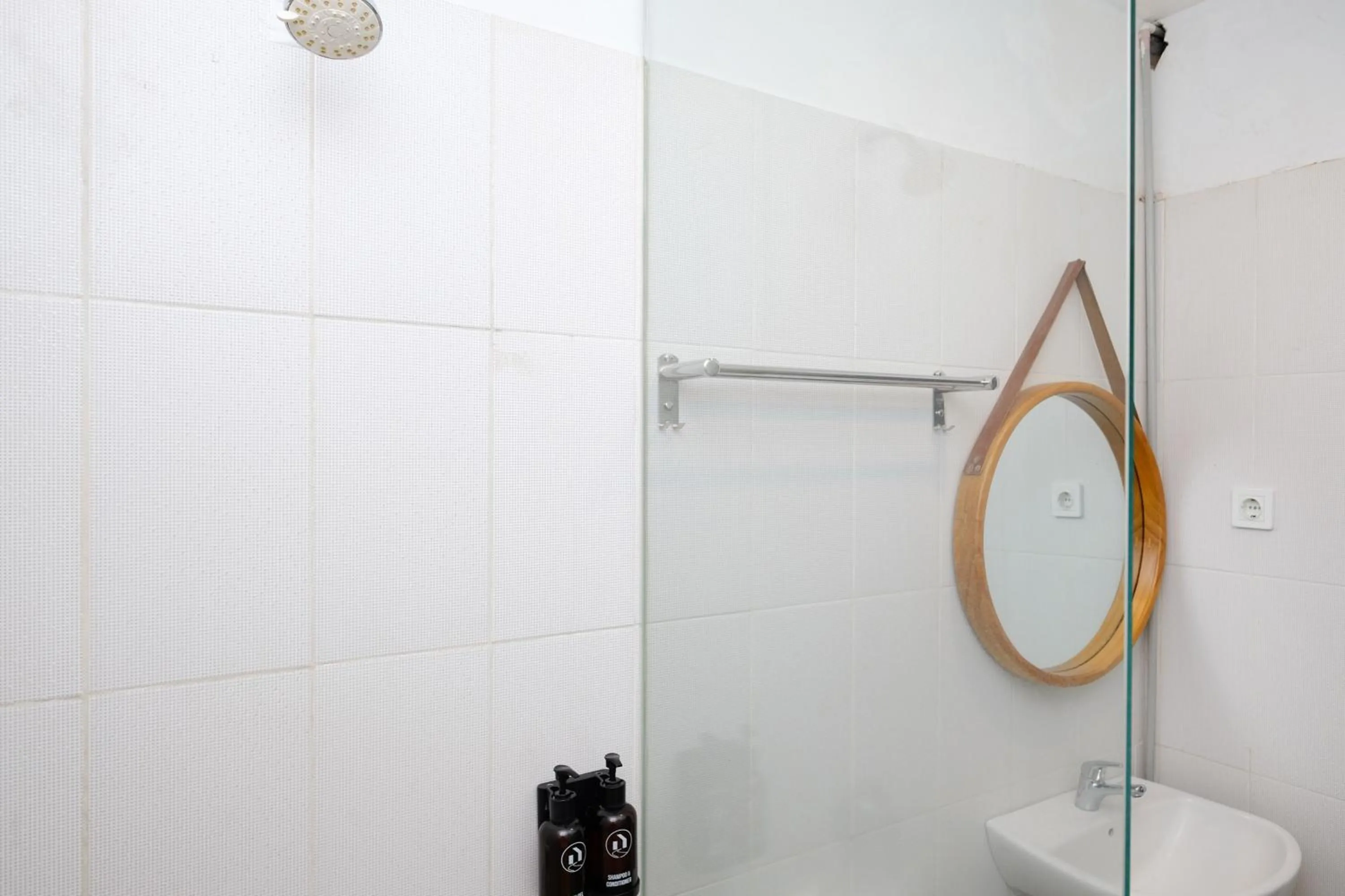 Bathroom in Urbanview Code Riverstay Yogyakarta
