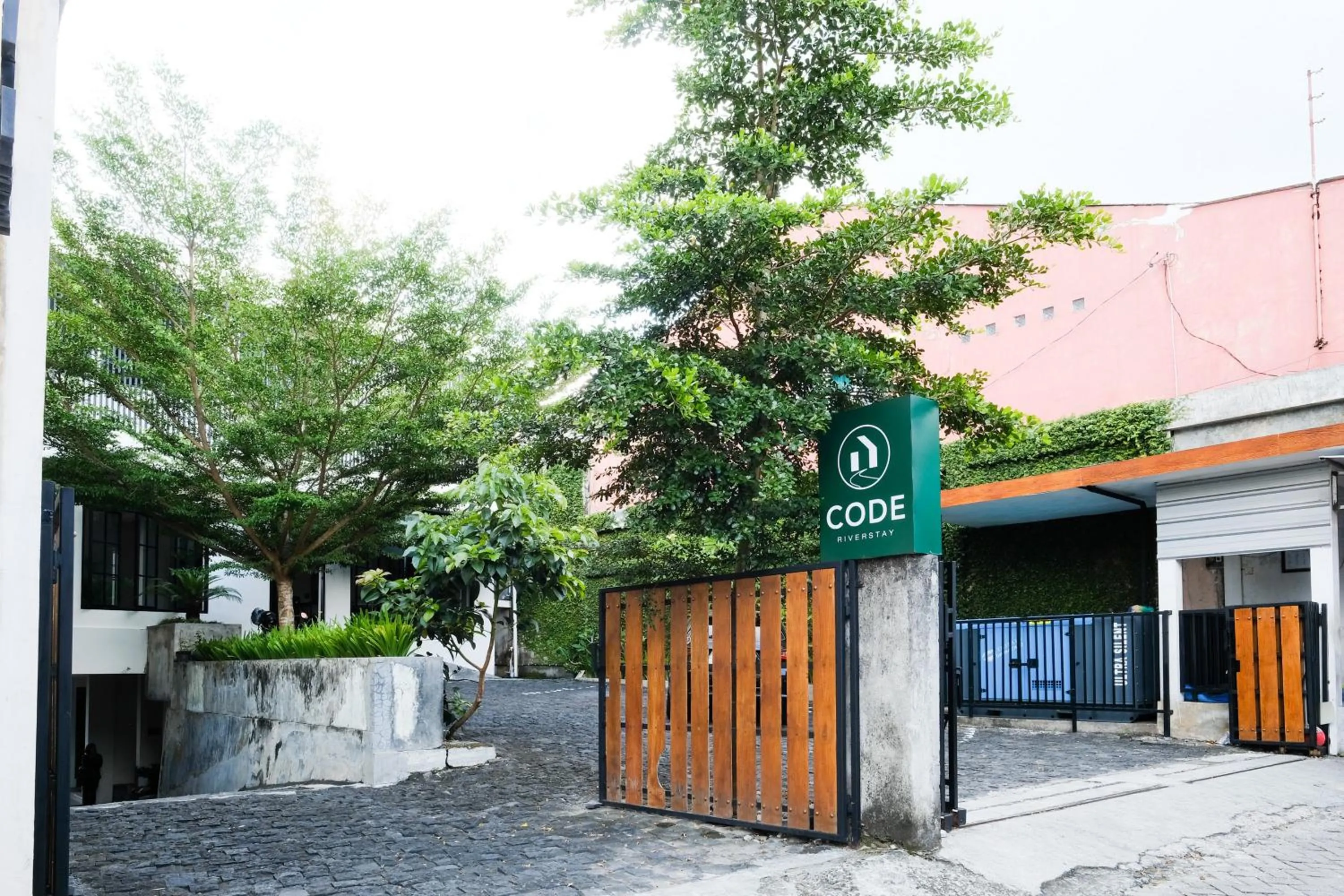 Facade/entrance in Urbanview Code Riverstay Yogyakarta