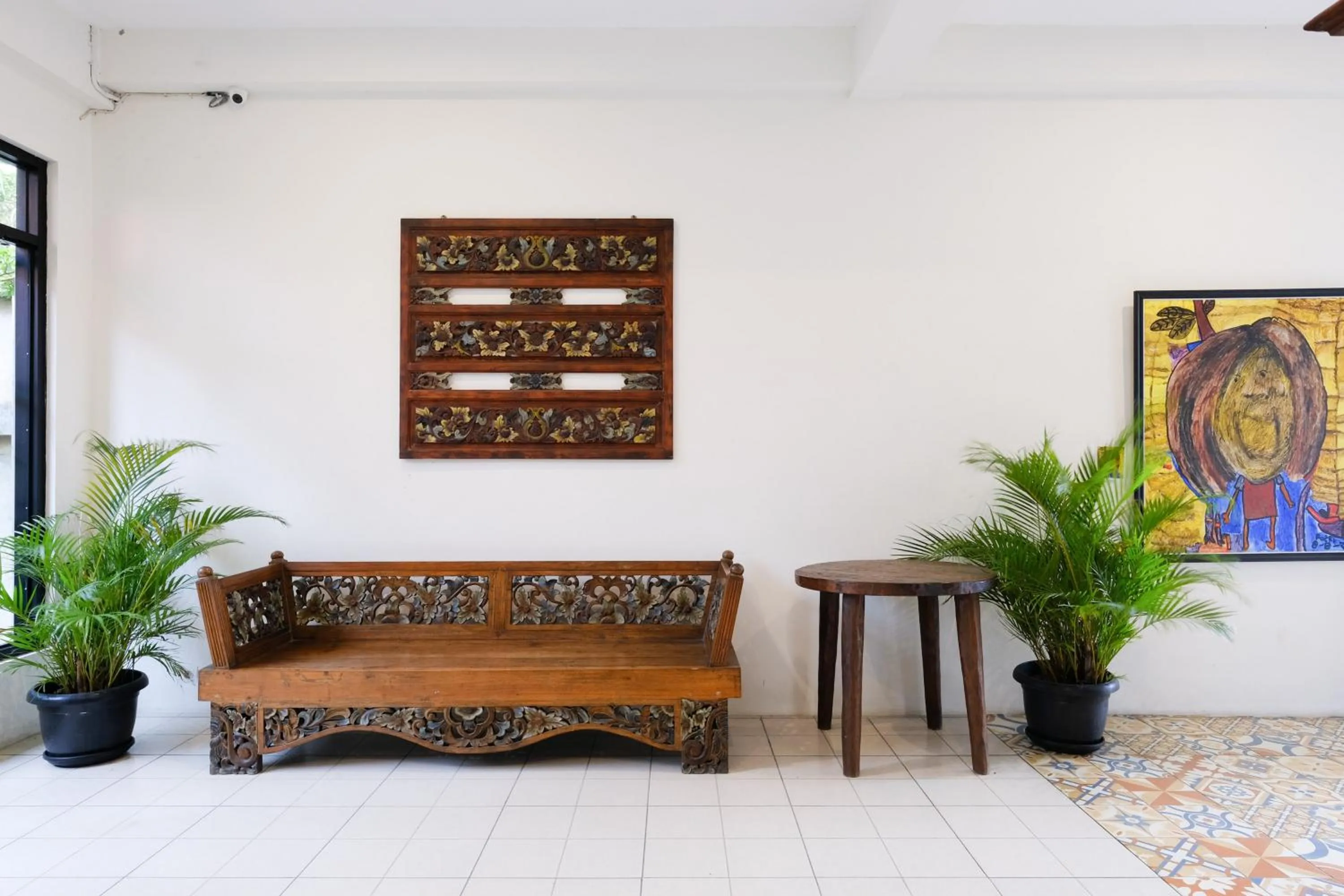 Seating area in Urbanview Code Riverstay Yogyakarta