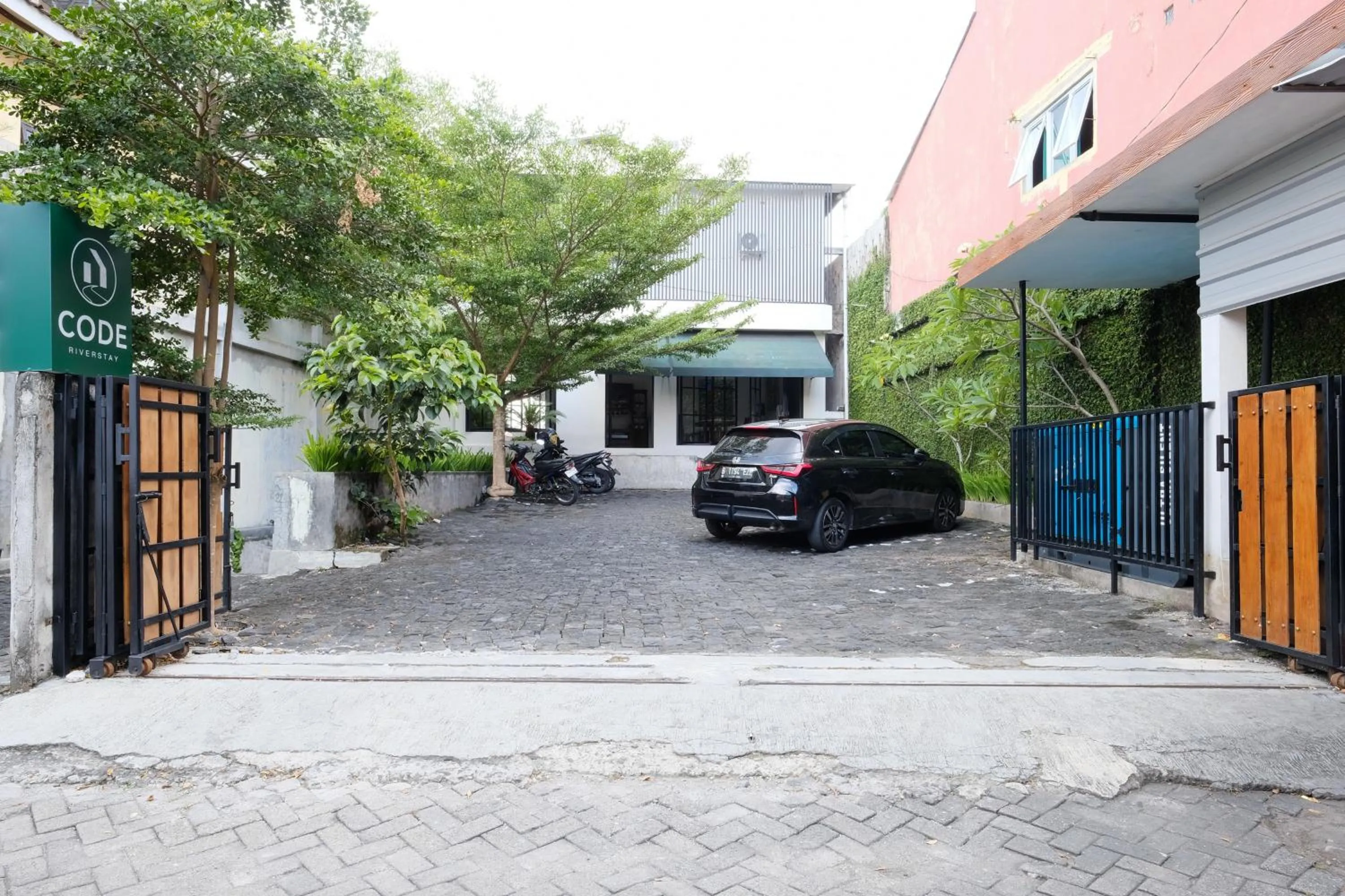 Parking in Urbanview Code Riverstay Yogyakarta