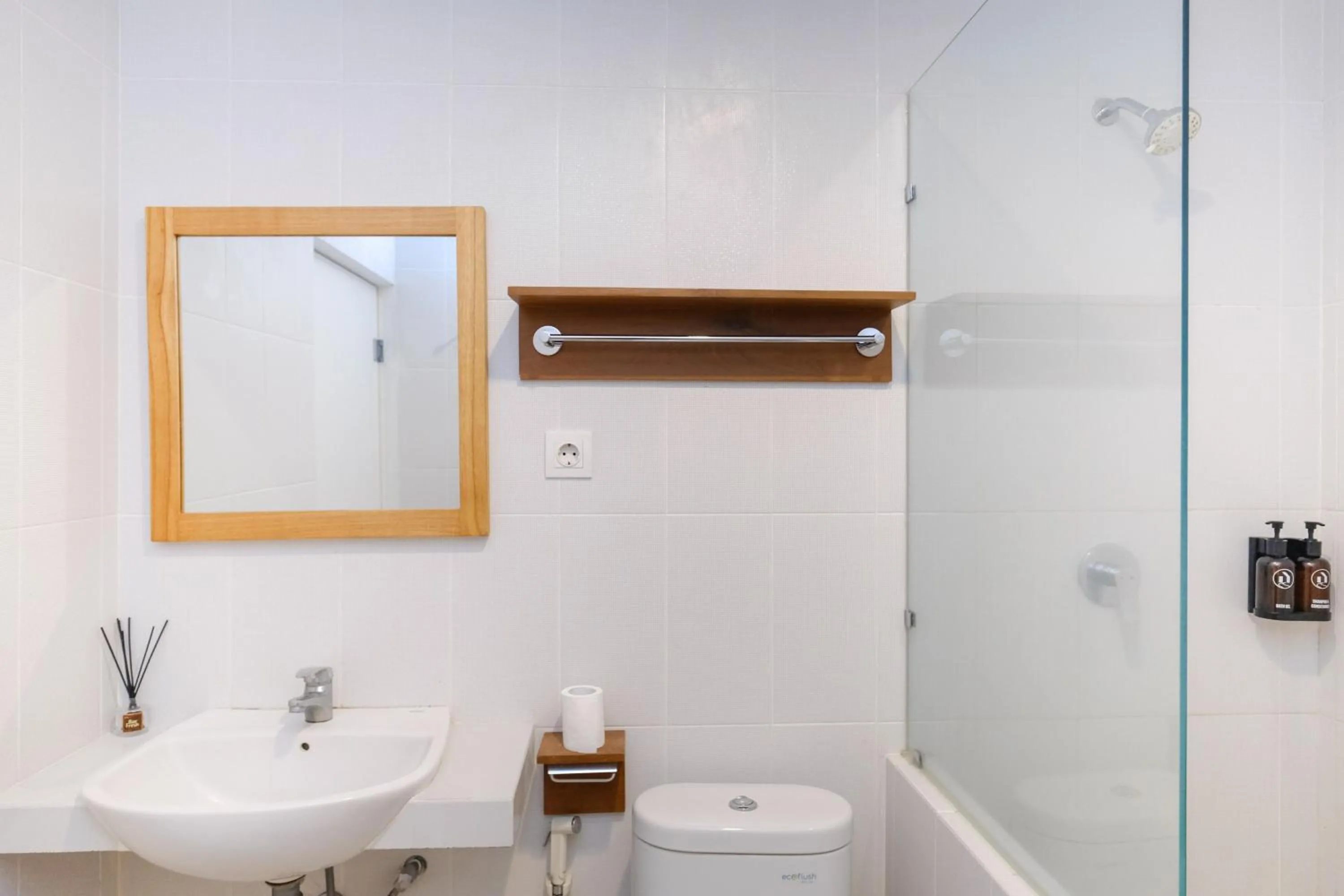 Bathroom in Urbanview Code Riverstay Yogyakarta