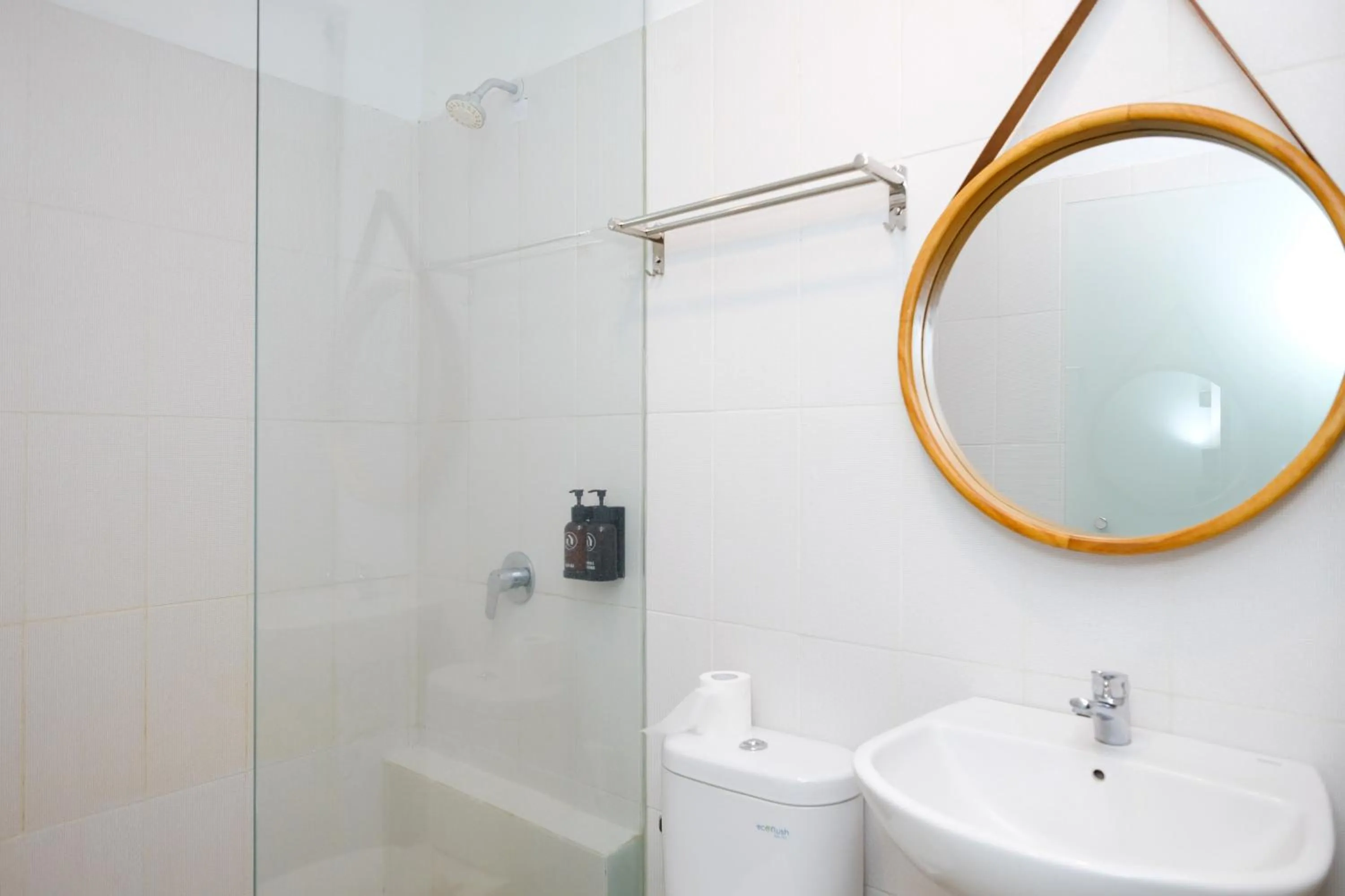 Bathroom in Urbanview Code Riverstay Yogyakarta