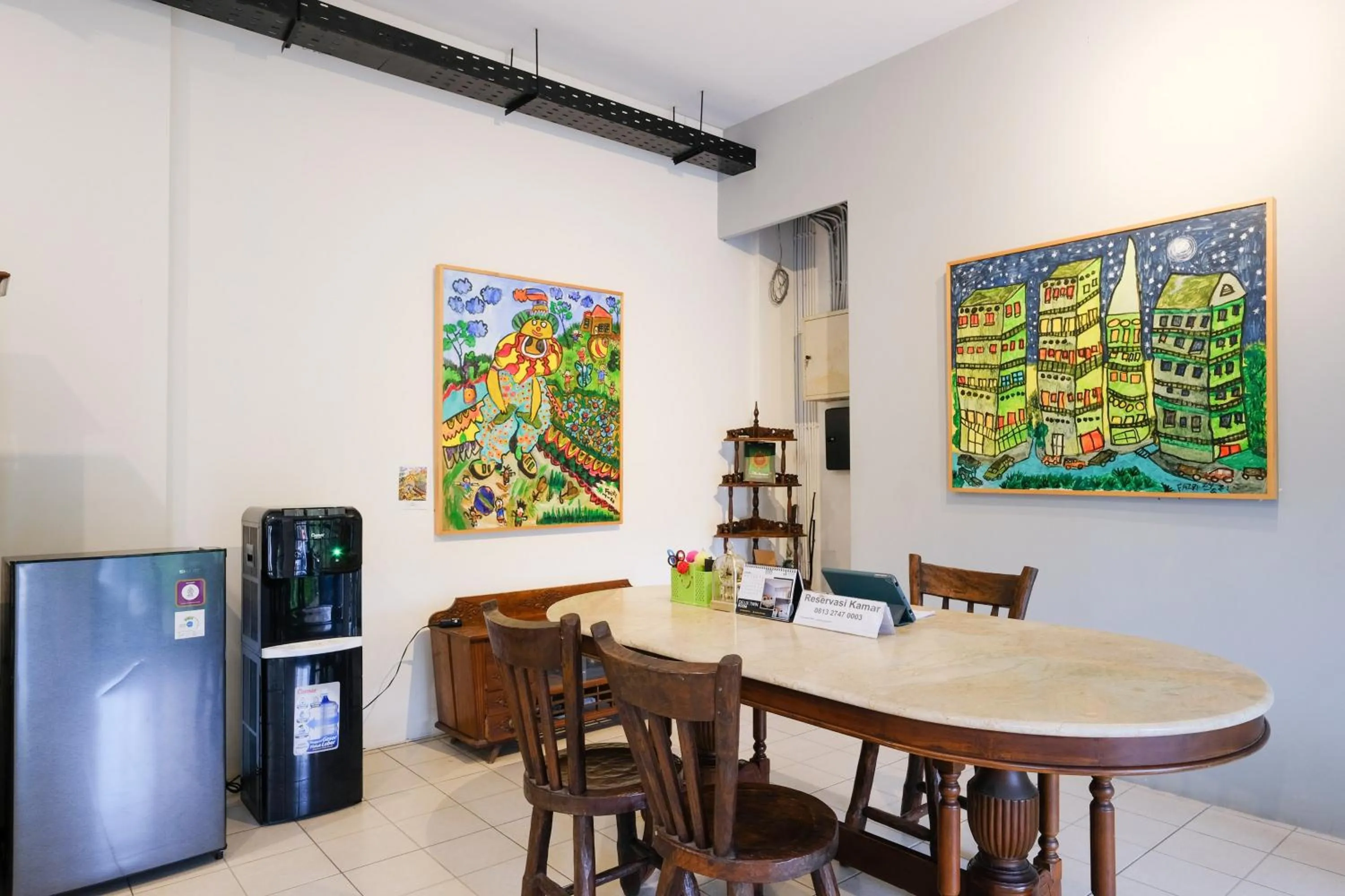 Seating area in Urbanview Code Riverstay Yogyakarta