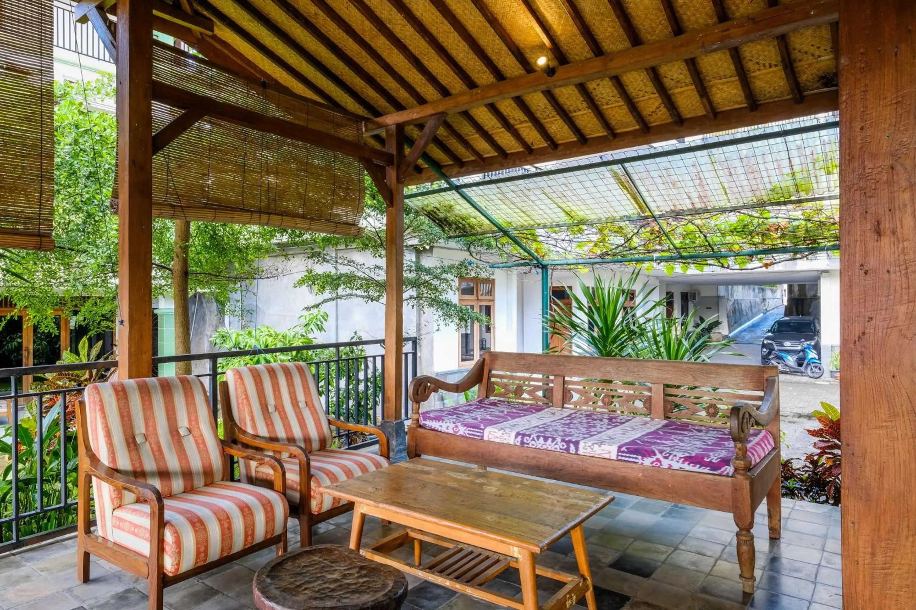 Seating area in Urbanview Code Riverstay Yogyakarta