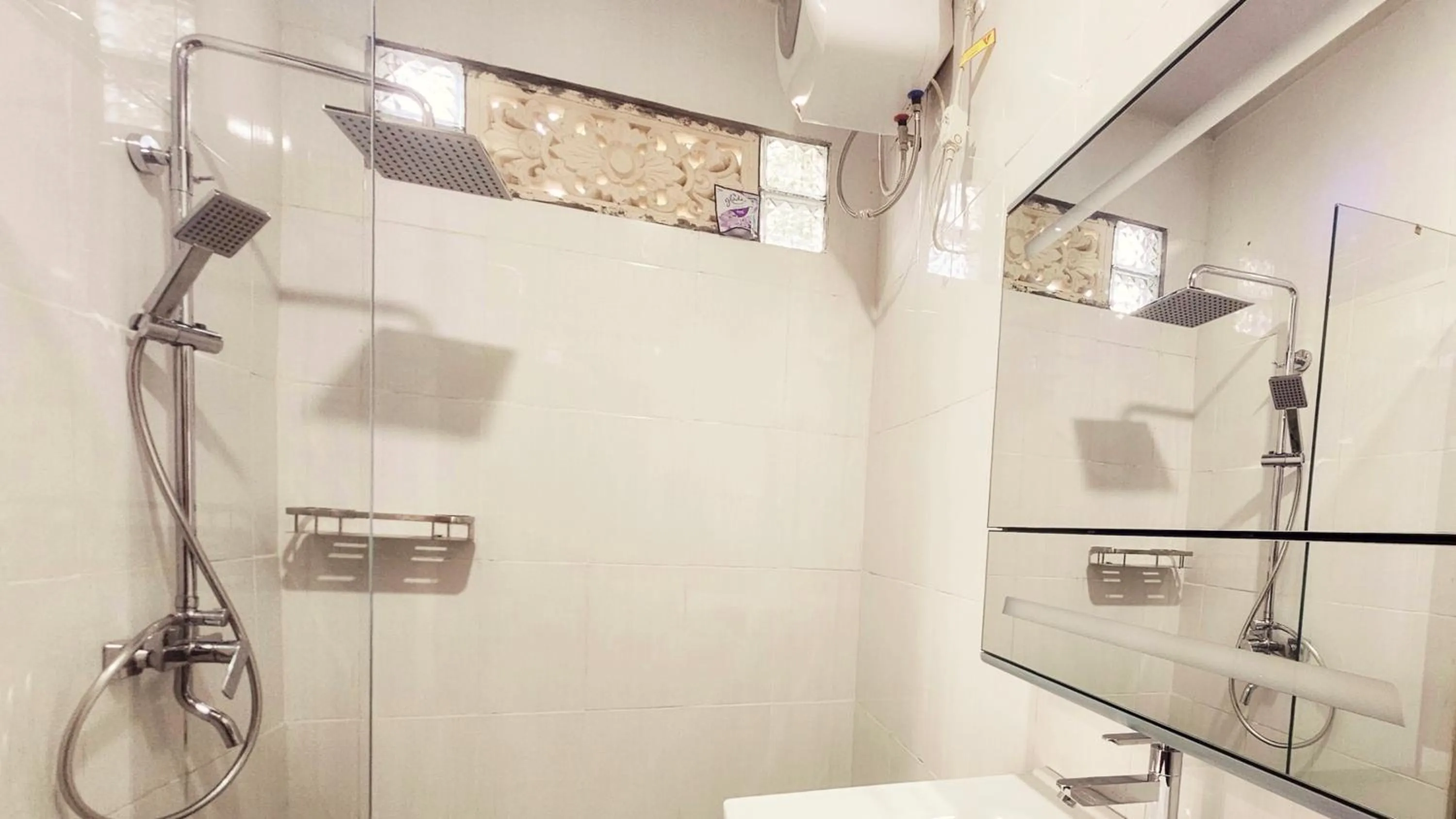 Shower in Villa Kayu Amertha