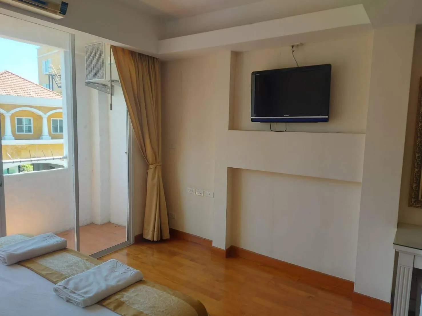 TV and multimedia, Bed in Grandsmile Wellness Resort