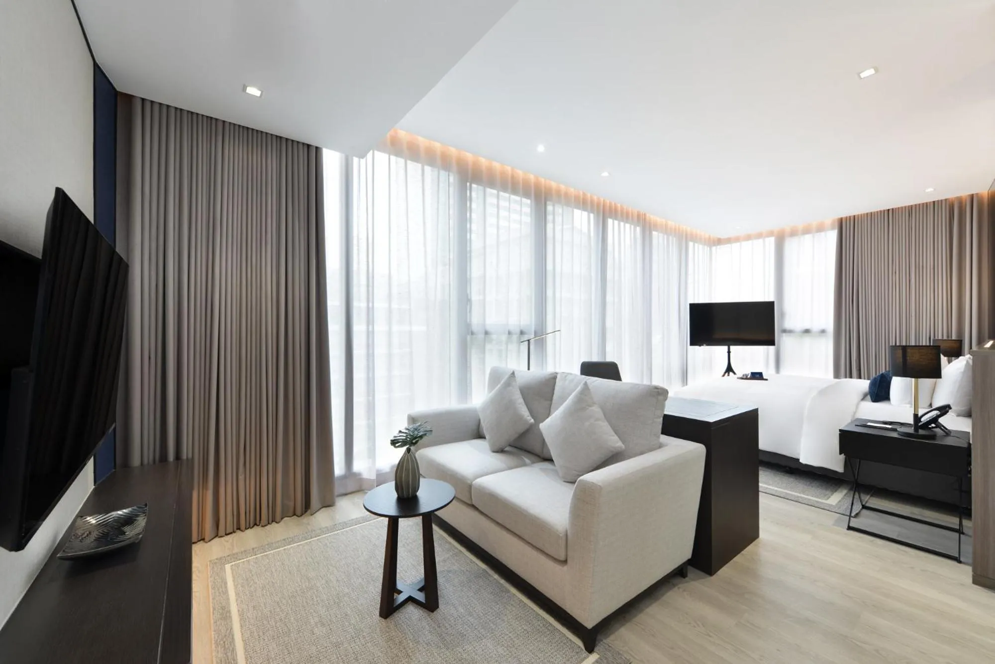 Seating area, Bed in GM Estate Hotel and Executive Apartments, Bangkok Sukhumvit 20