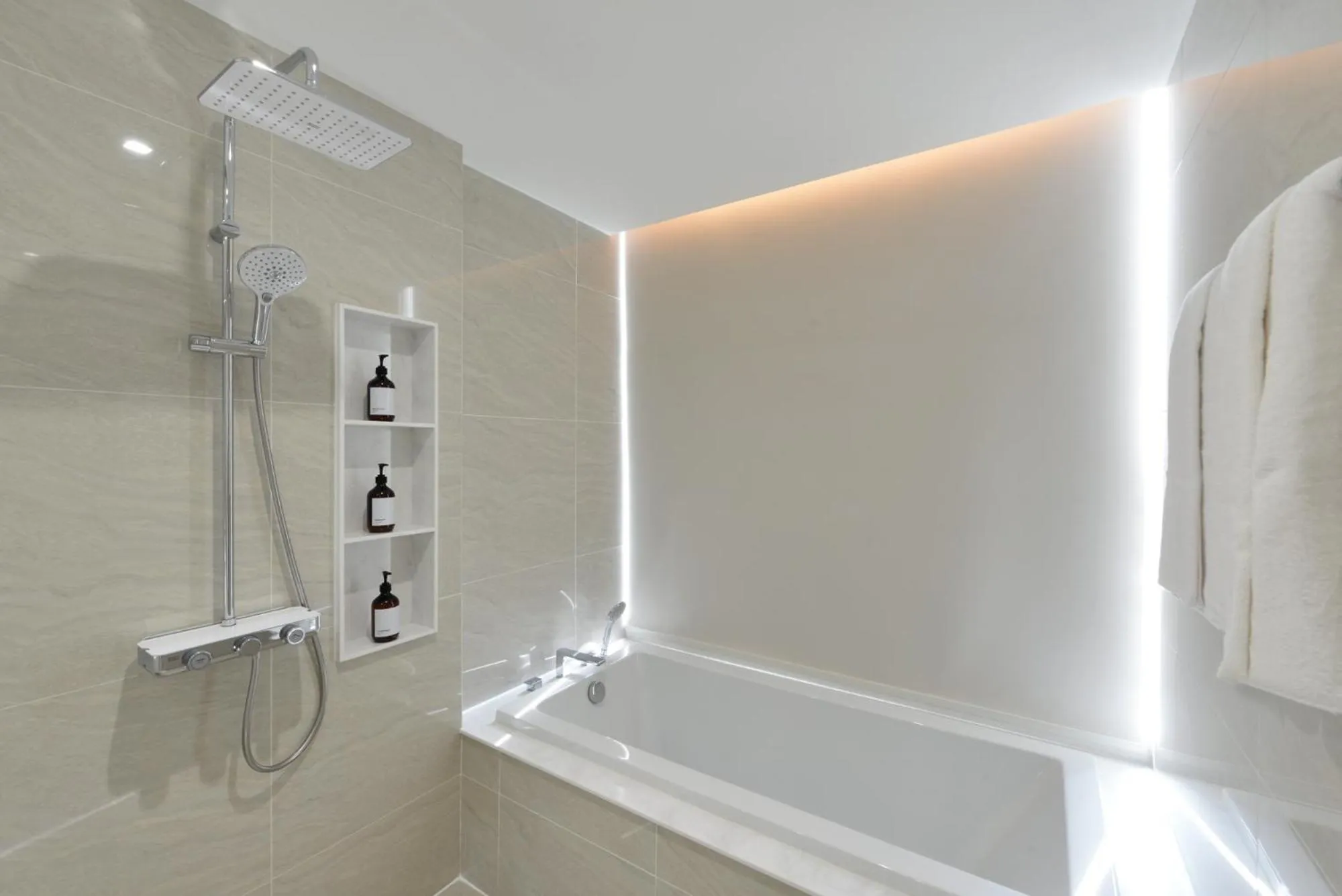 Bath in GM Estate Hotel and Executive Apartments, Bangkok Sukhumvit 20