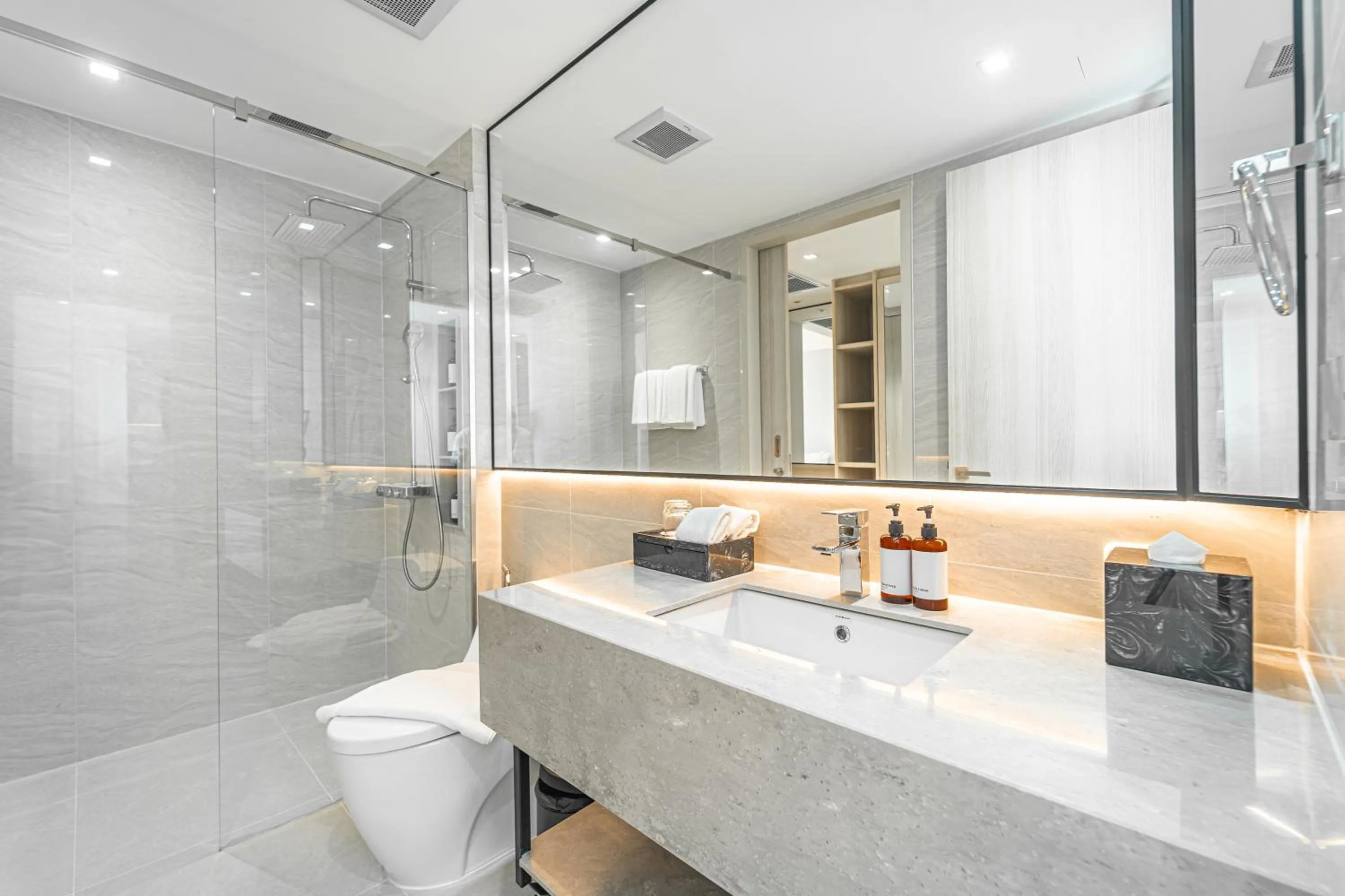 Bathroom in GM Estate Hotel and Executive Apartments, Bangkok Sukhumvit 20