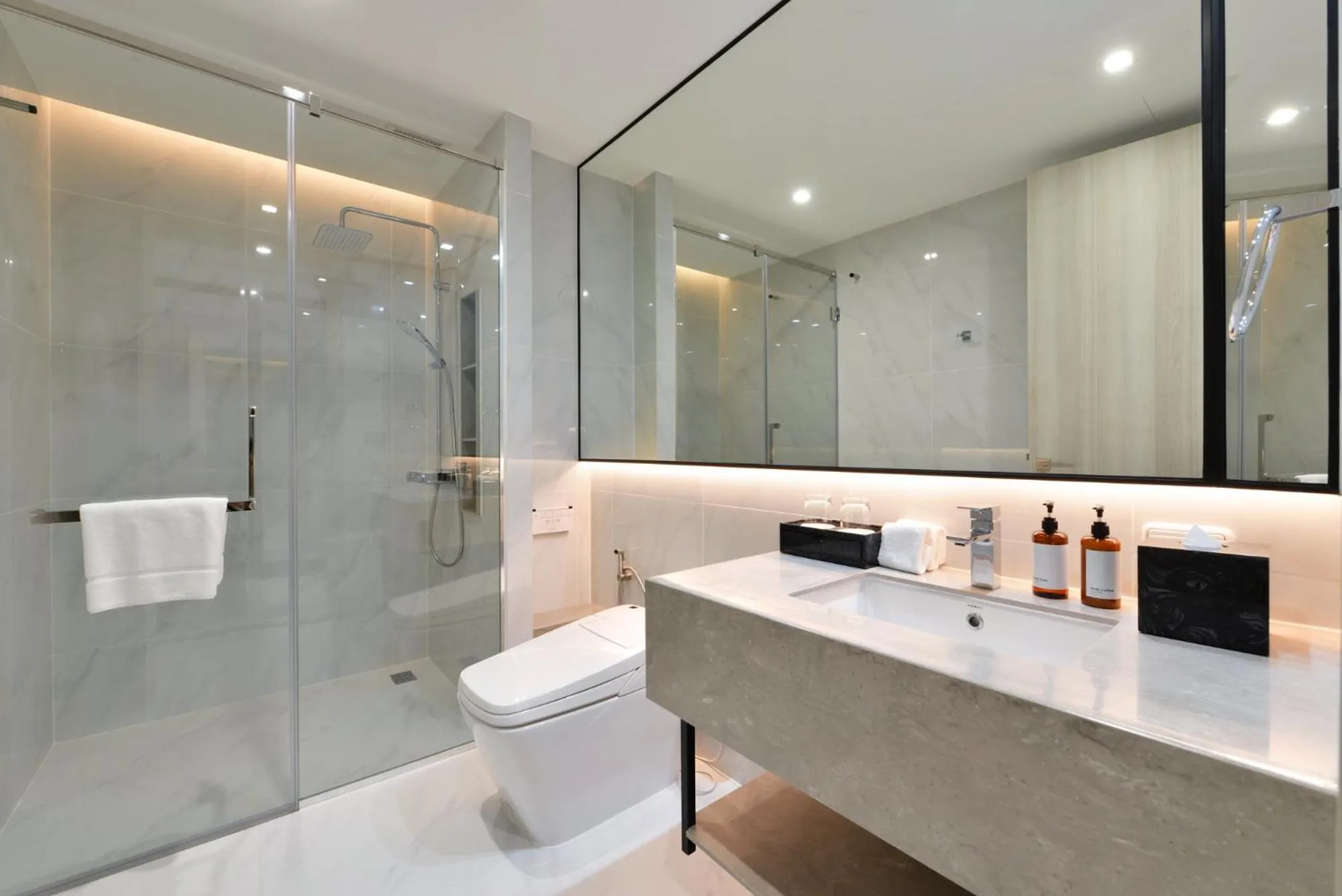 Shower in GM Estate Hotel and Executive Apartments, Bangkok Sukhumvit 20