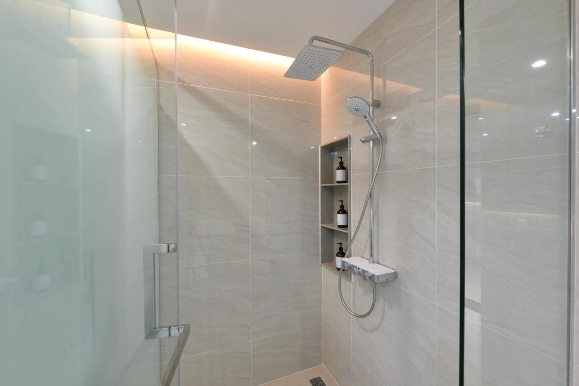 Shower in GM Estate Hotel and Executive Apartments, Bangkok Sukhumvit 20