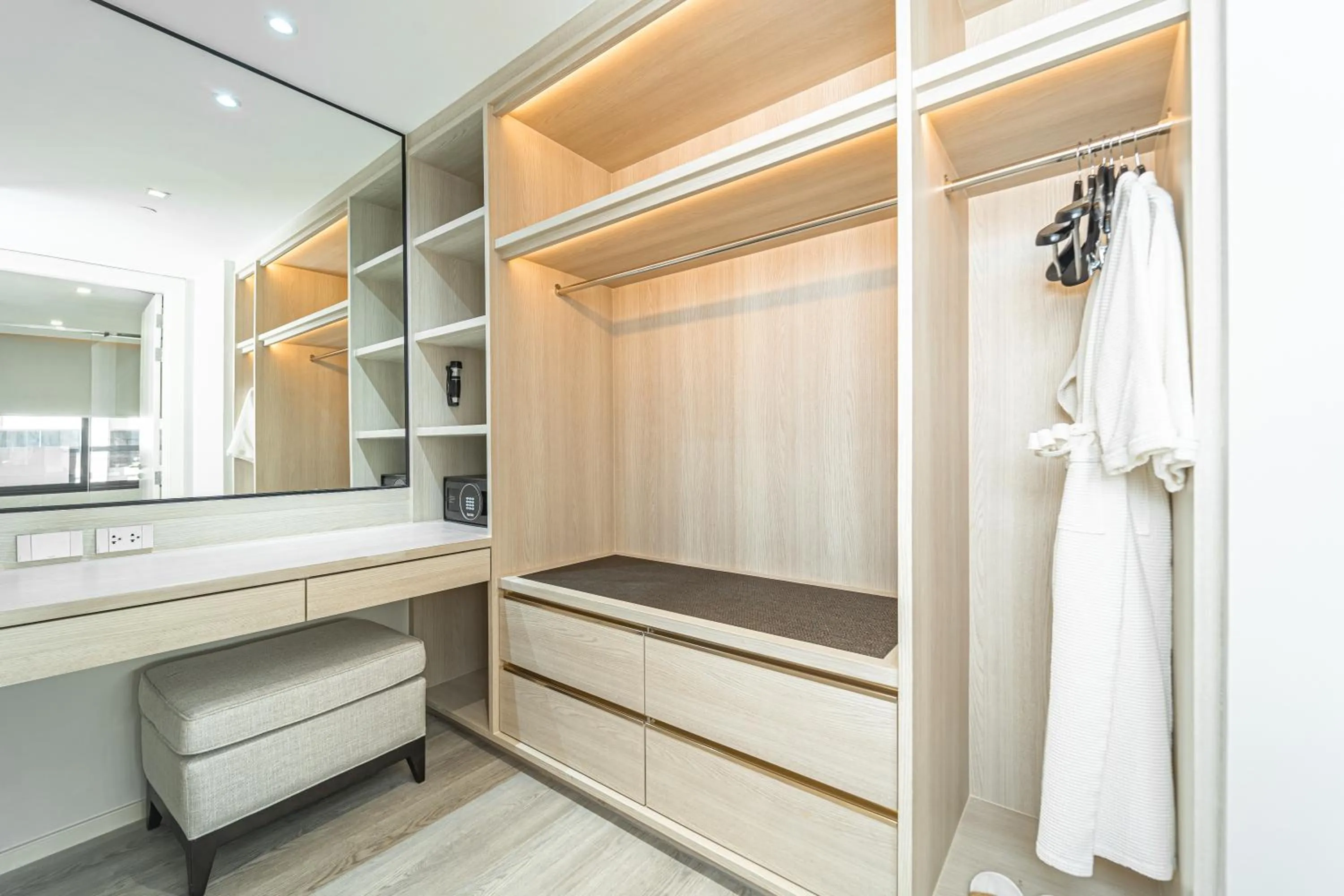 wardrobe in GM Estate Hotel and Executive Apartments, Bangkok Sukhumvit 20
