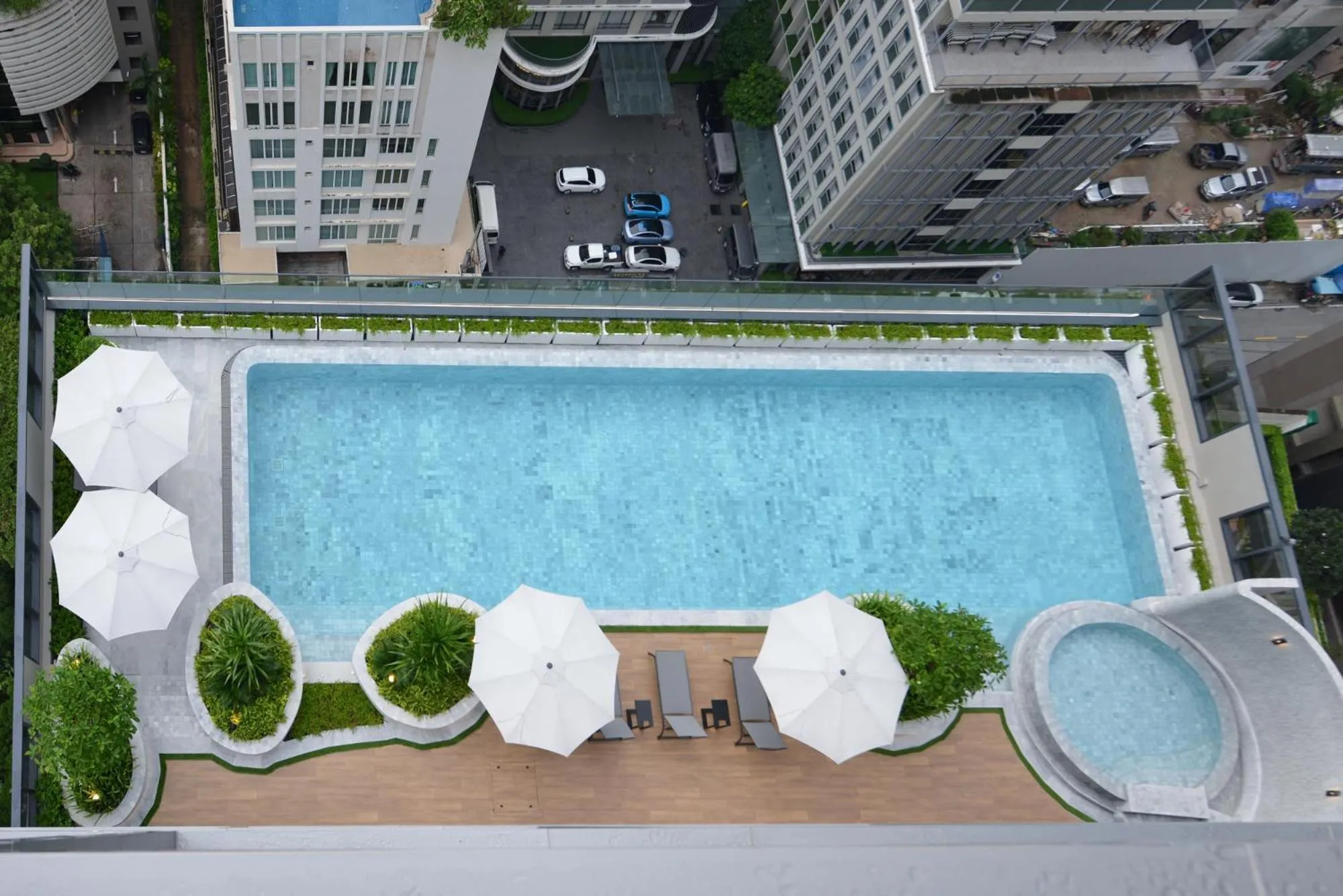 Swimming pool in GM Estate Hotel and Executive Apartments, Bangkok Sukhumvit 20