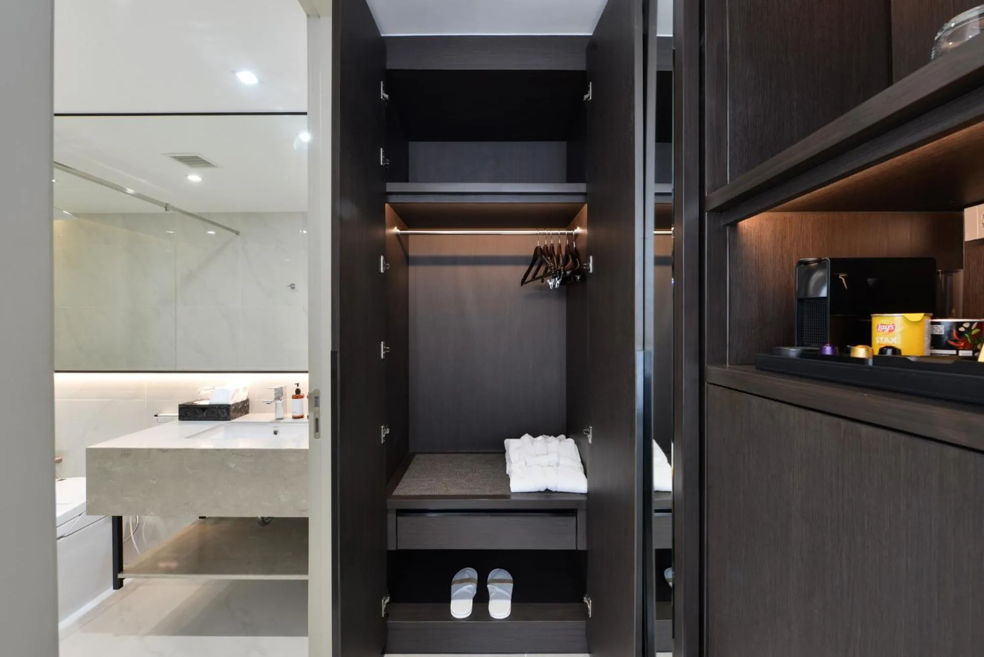 wardrobe in GM Estate Hotel and Executive Apartments, Bangkok Sukhumvit 20