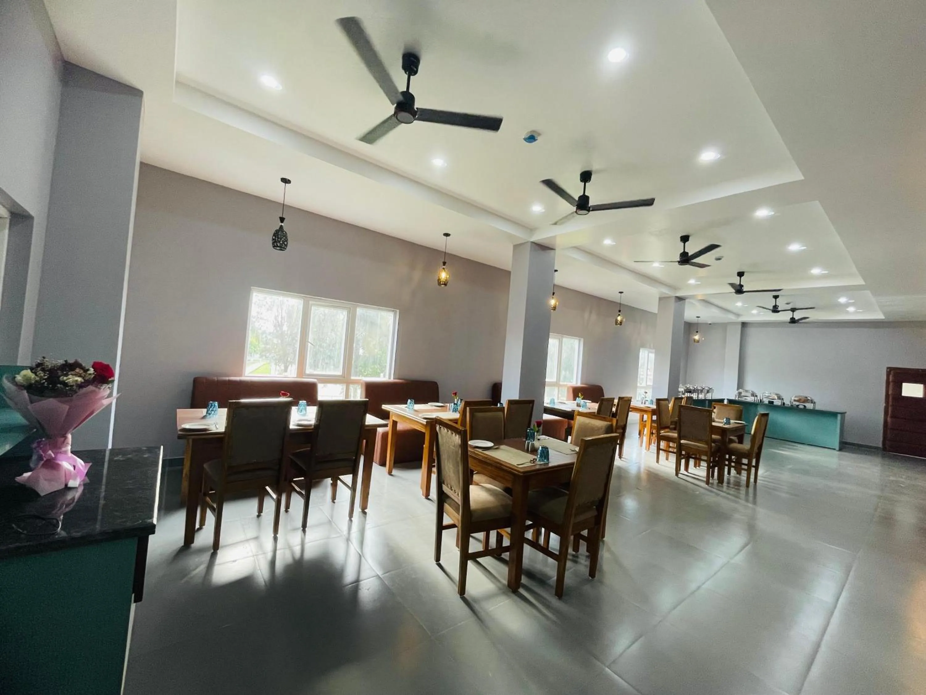 Restaurant/places to eat in Hotel RKD Inn