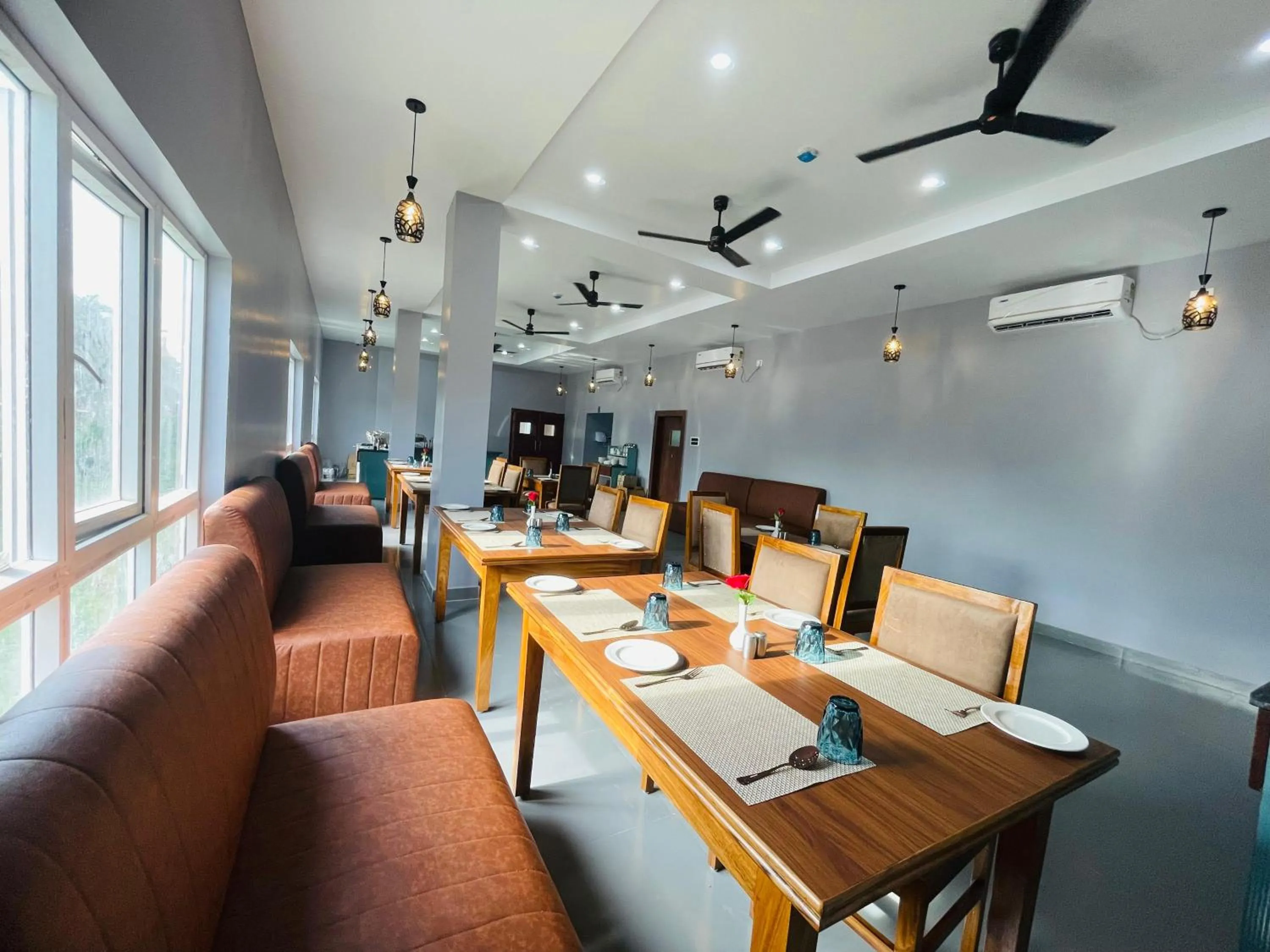 Restaurant/places to eat in Hotel RKD Inn