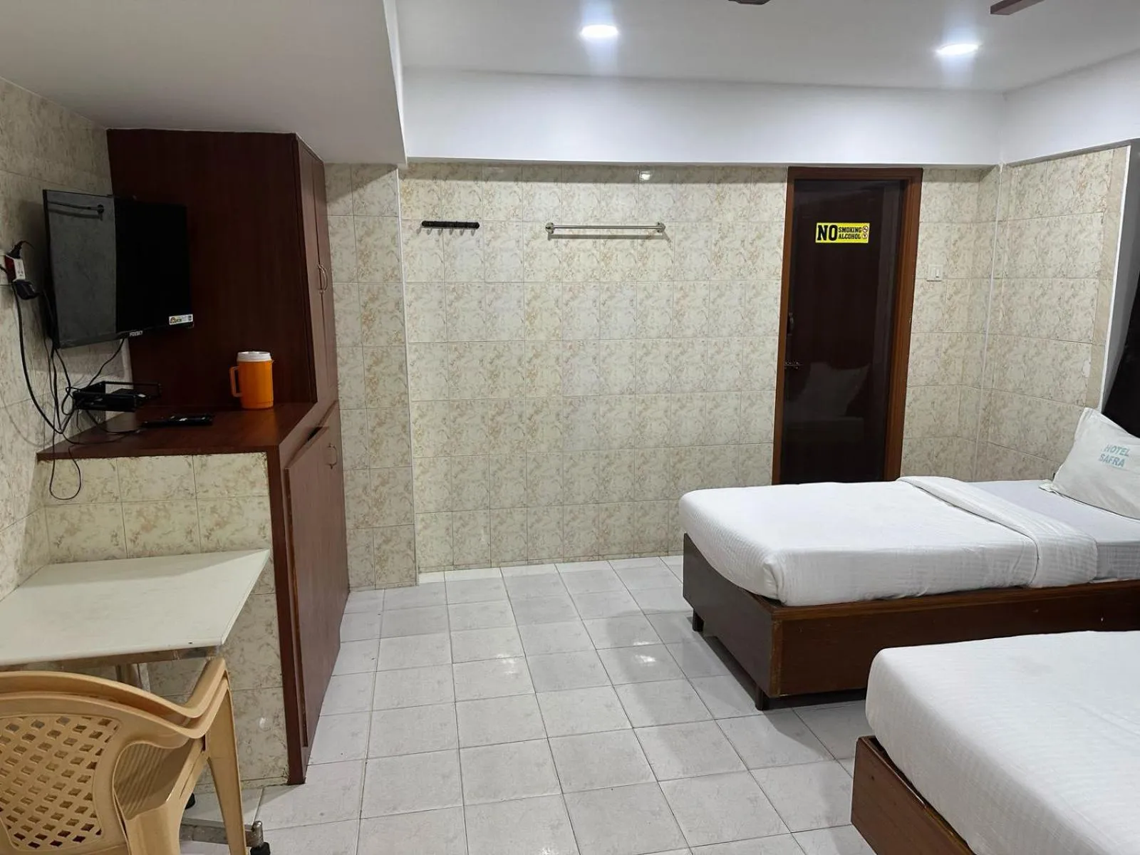 wardrobe, Bed in Hotel Safra