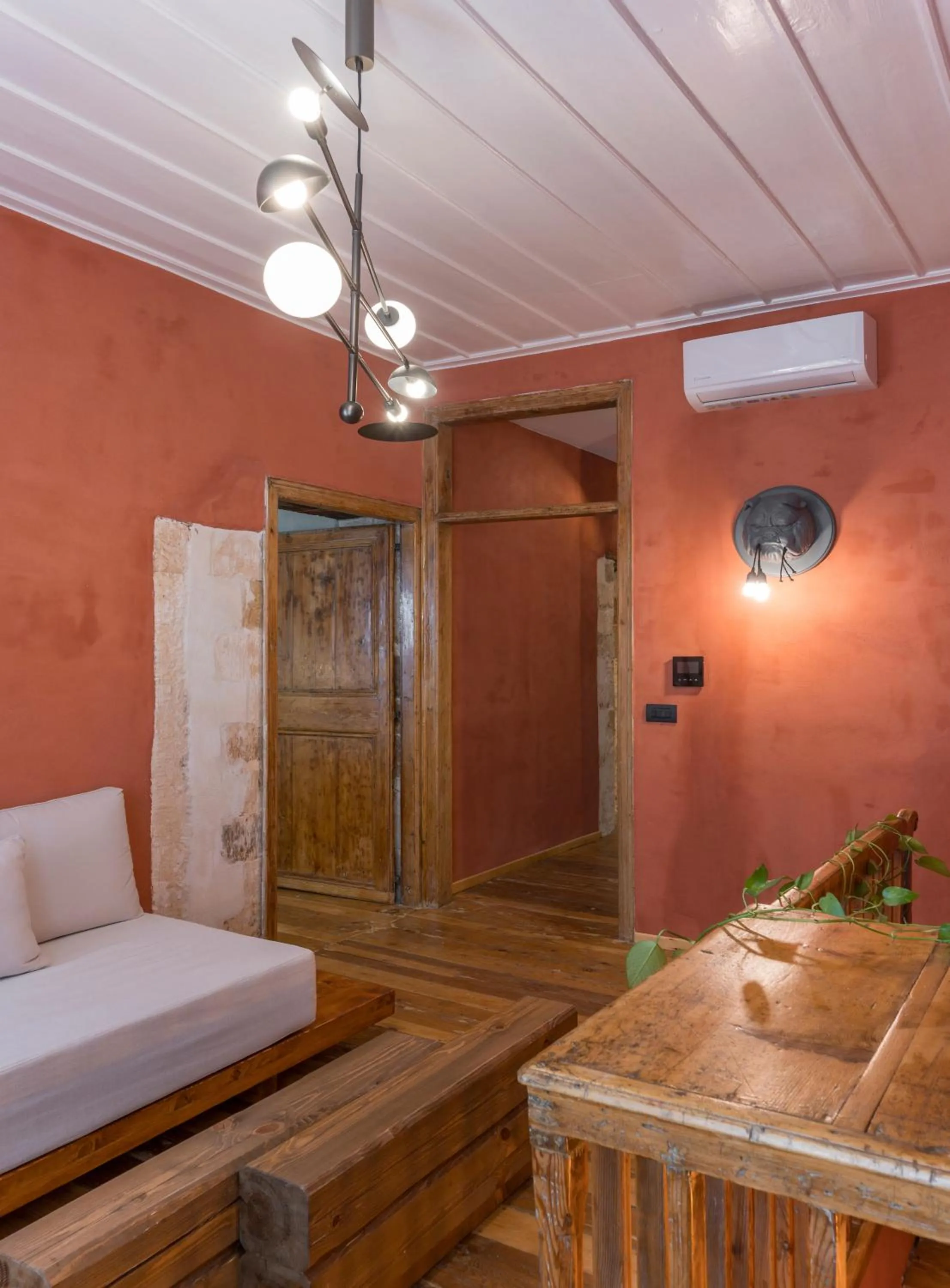 Seating area, Bed in Full House