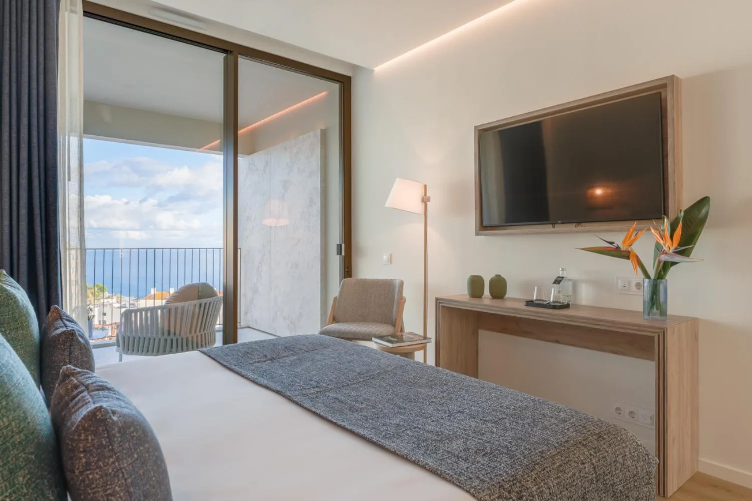 Seating area, Bed in The Editory Ocean Way Funchal