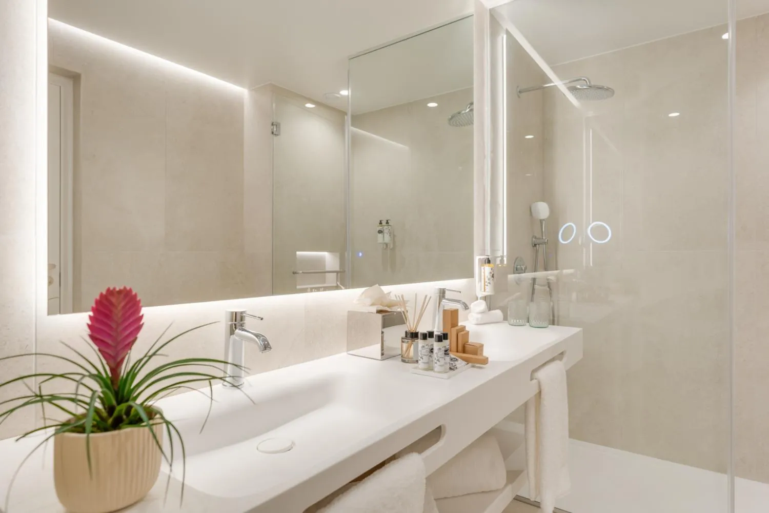 Bathroom in The Editory Ocean Way Funchal