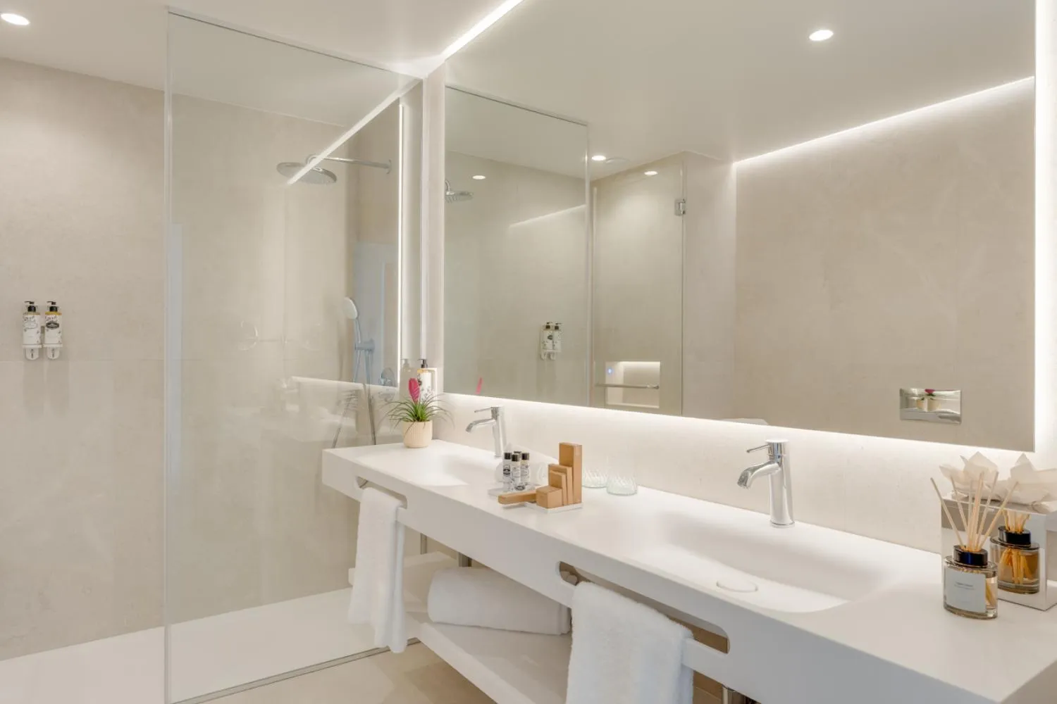 Bathroom in The Editory Ocean Way Funchal