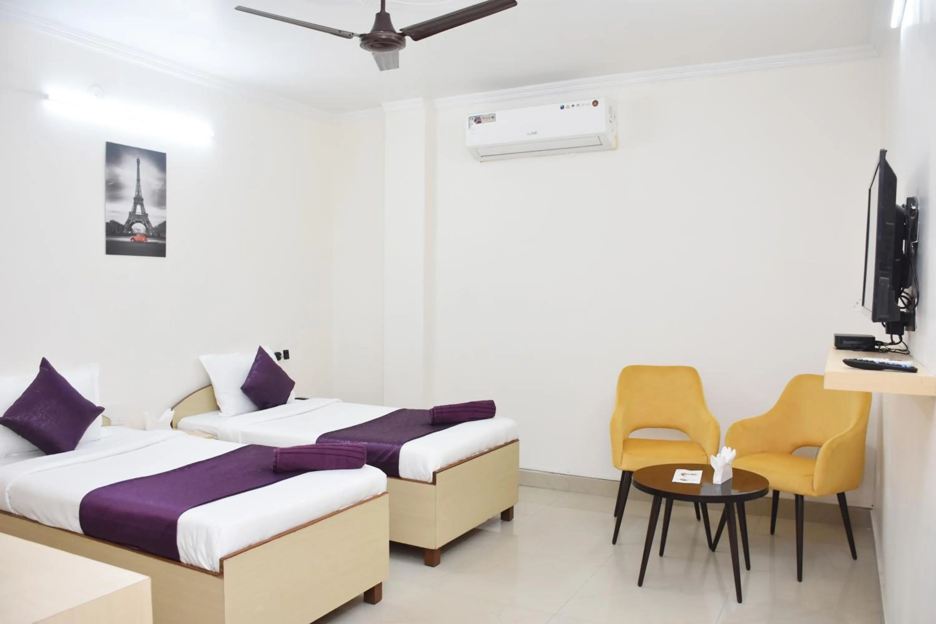 Bedroom, Bed in Date Palm Hotel