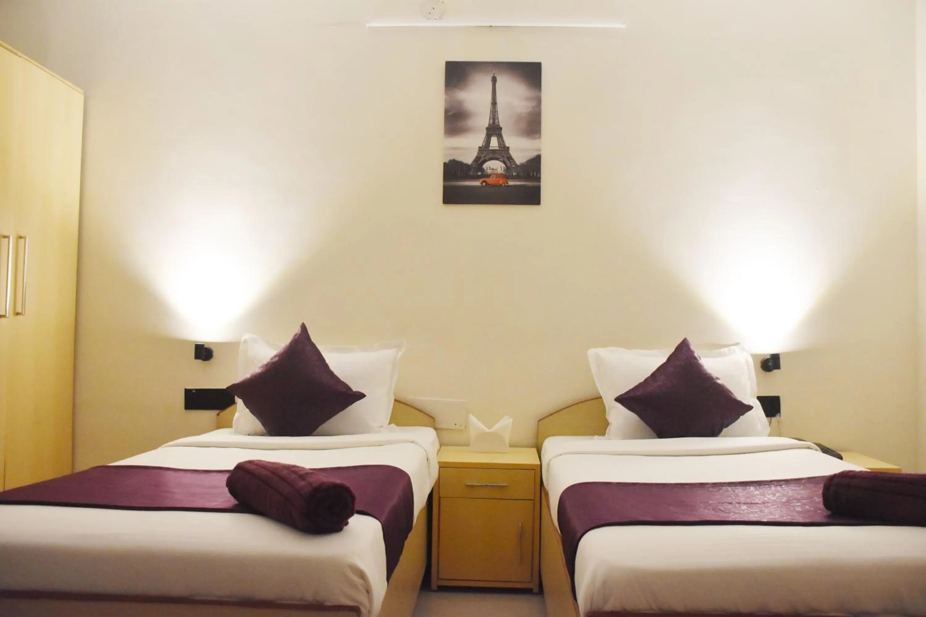 Bedroom, Bed in Date Palm Hotel