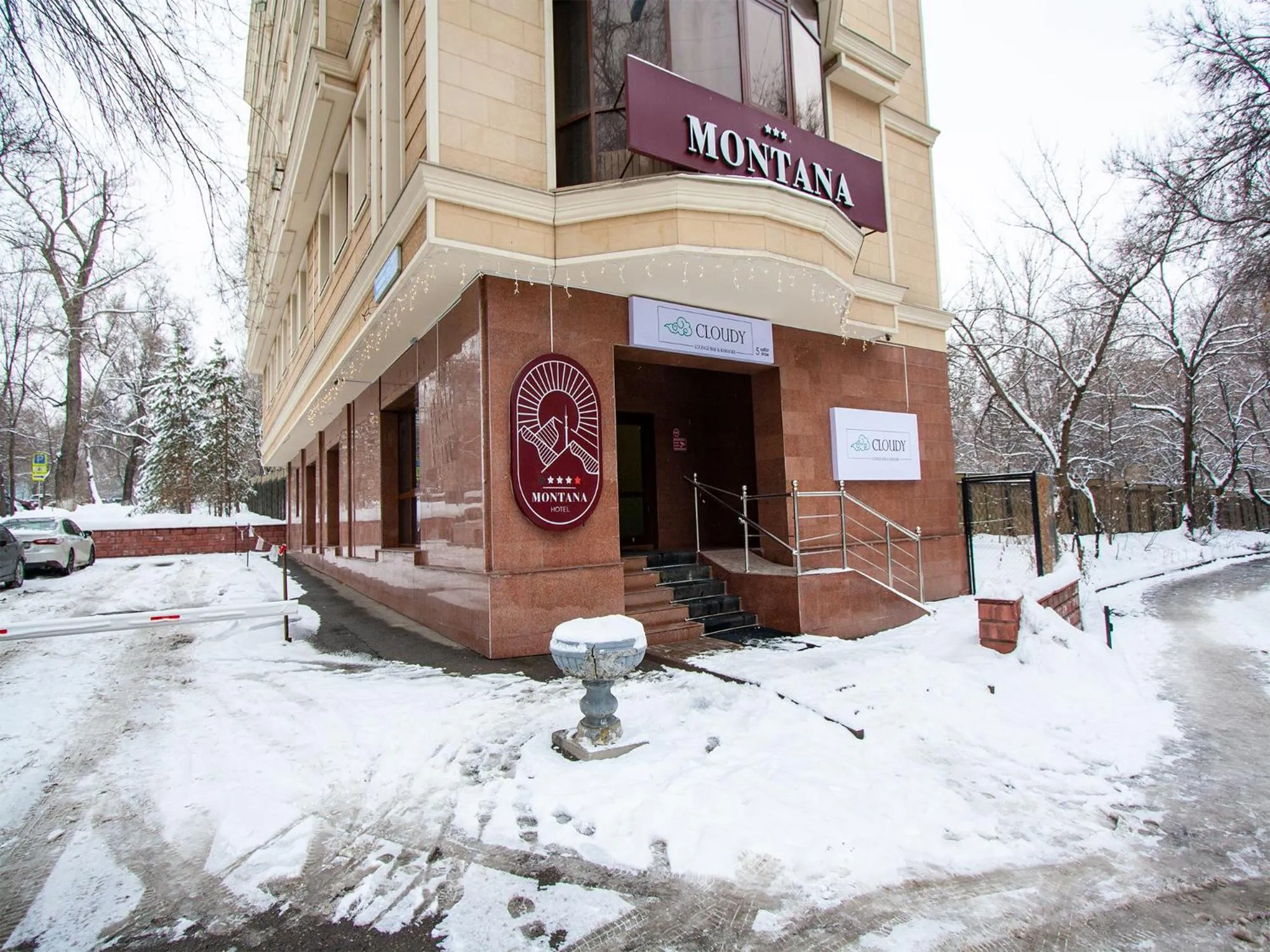 Property building in Hotel Montana