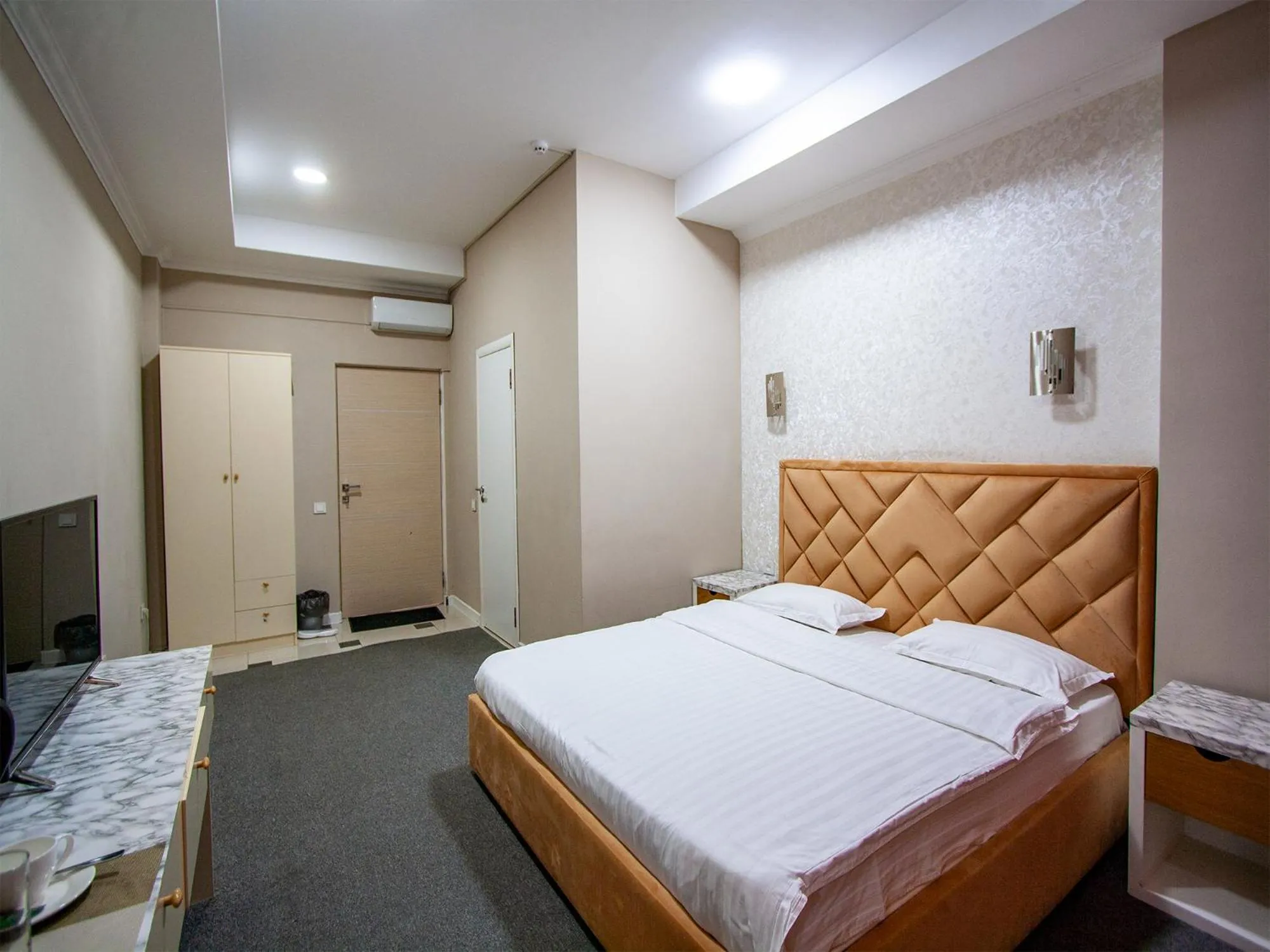 Bed in Hotel Montana