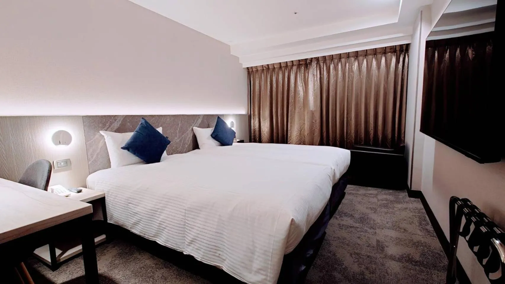 Photo of the whole room, Bed in Hub Hotel Taichung Wenxin