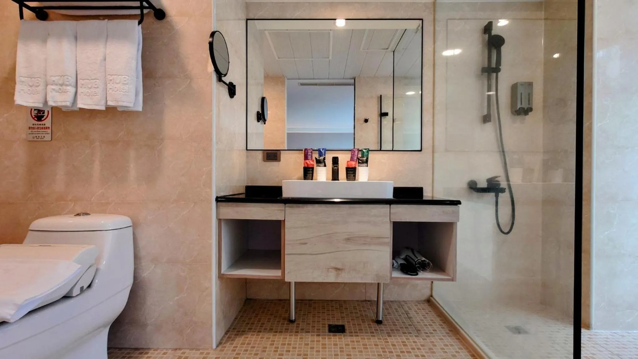 Shower in Hub Hotel Taichung Wenxin
