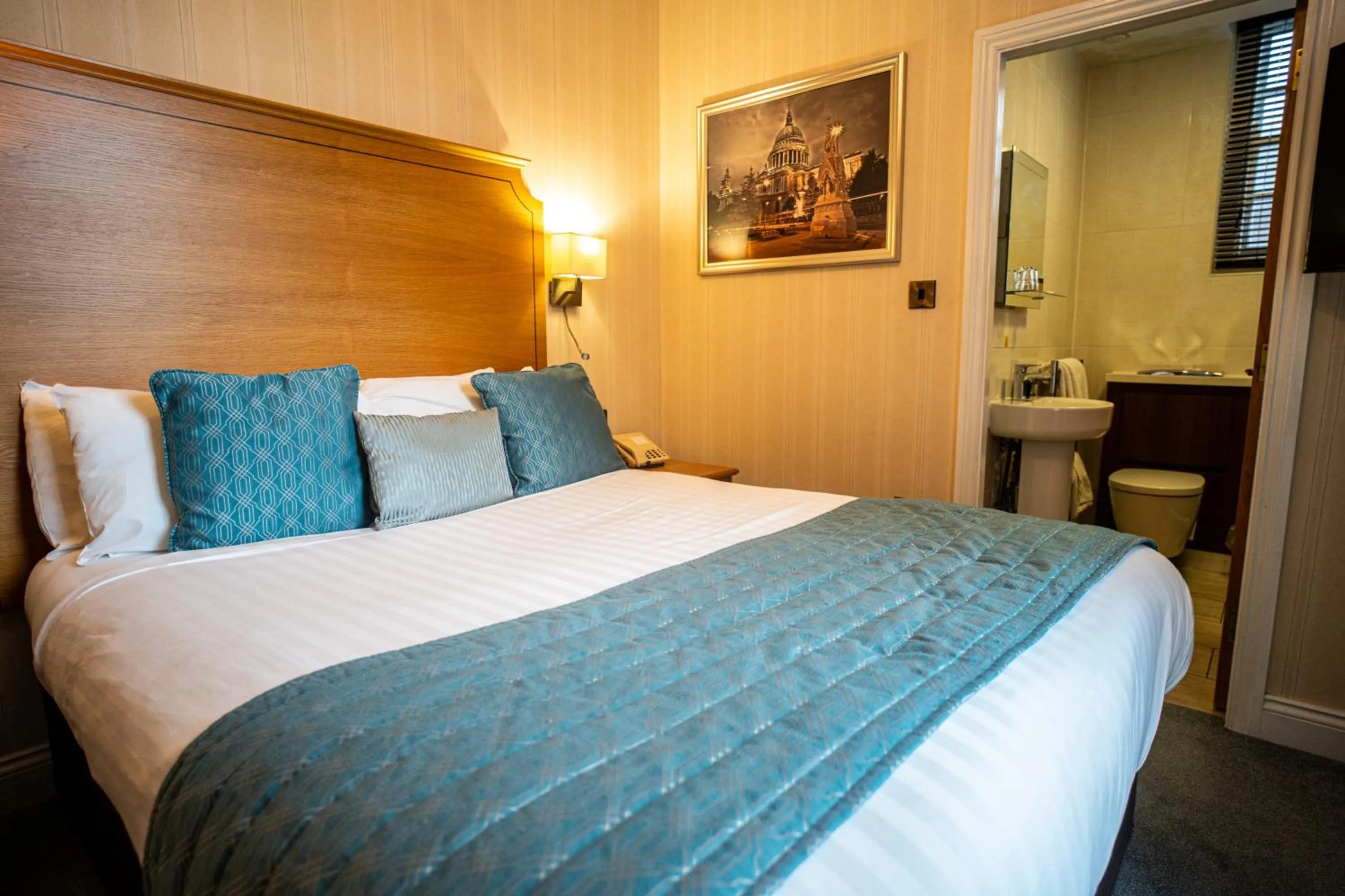 Bedroom, Bed in Park Hall Hotel and Spa Wolverhampton