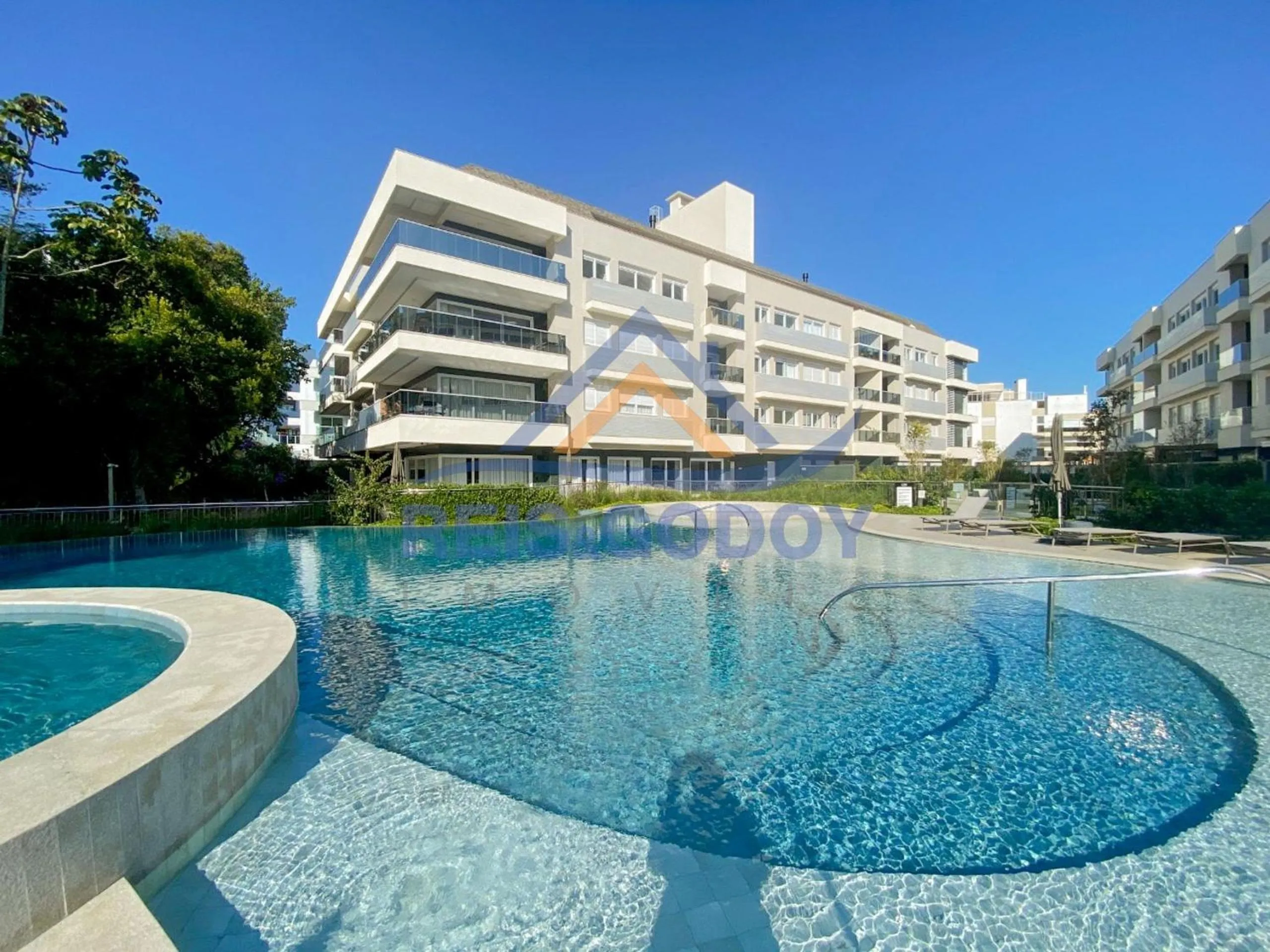 Jurere Perfeição em cada Detalhe com Linda Piscina