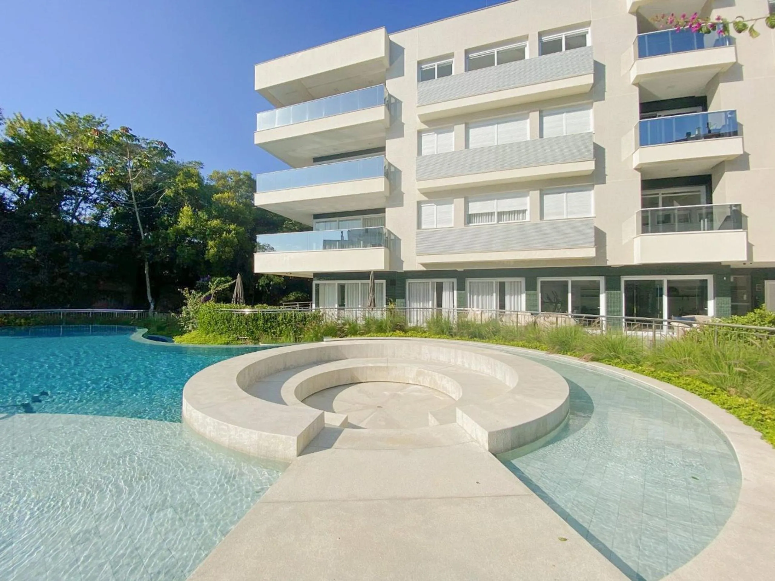 Jurere Perfeição em cada Detalhe com Linda Piscina