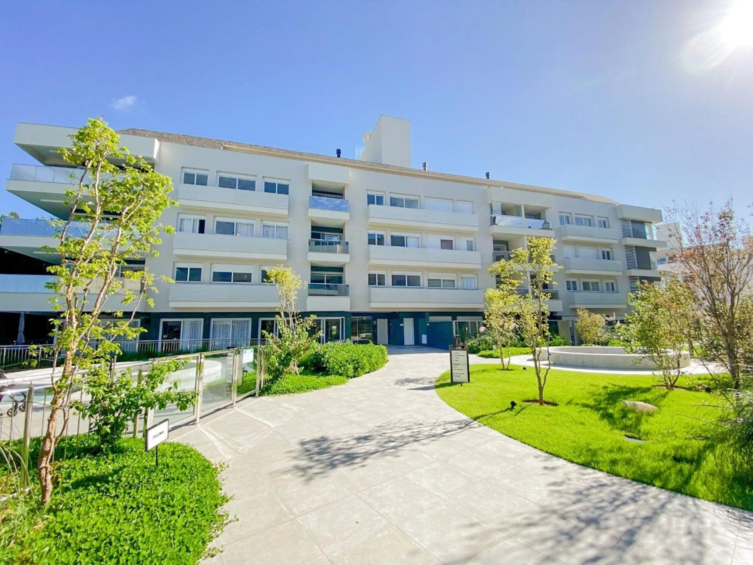 Jurere Perfeição em cada Detalhe com Linda Piscina