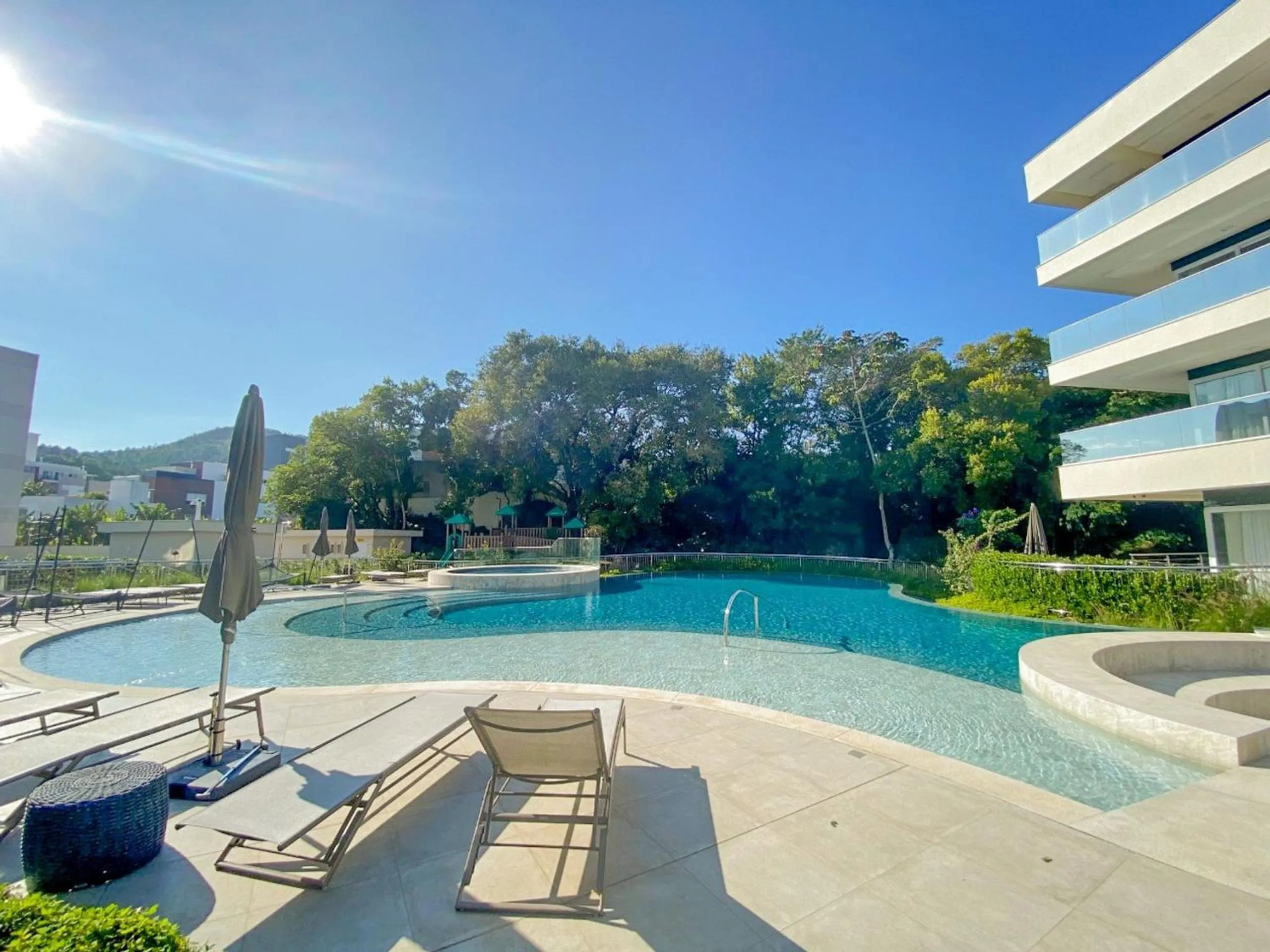 Jurere Perfeição em cada Detalhe com Linda Piscina