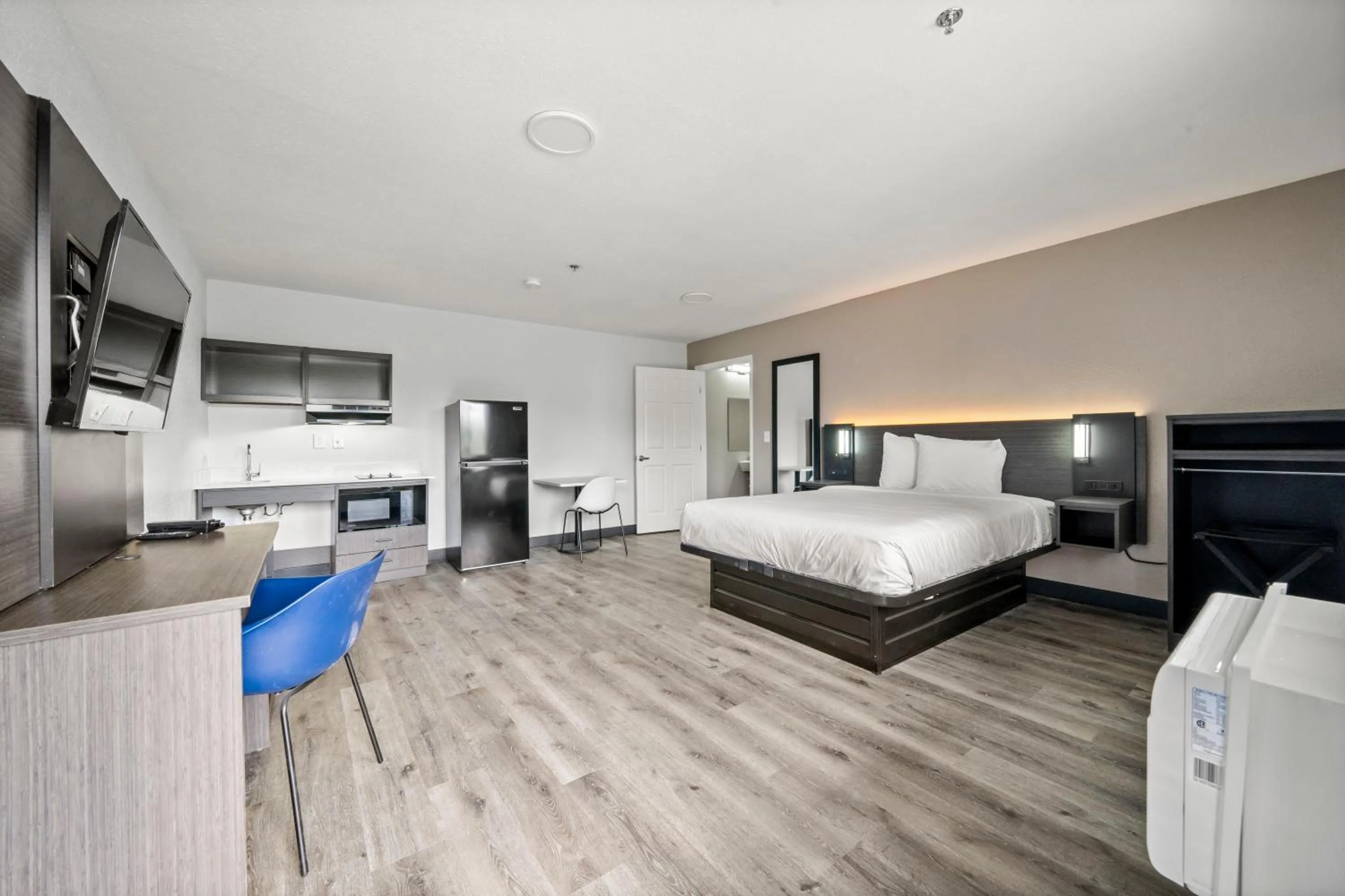 Kitchen or kitchenette, Bed in Efficiency Lodge Columbus