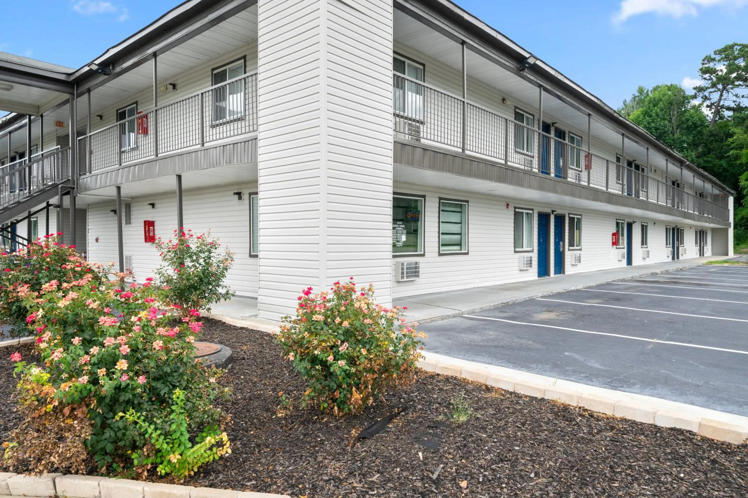 Property building in Efficiency Lodge Columbus