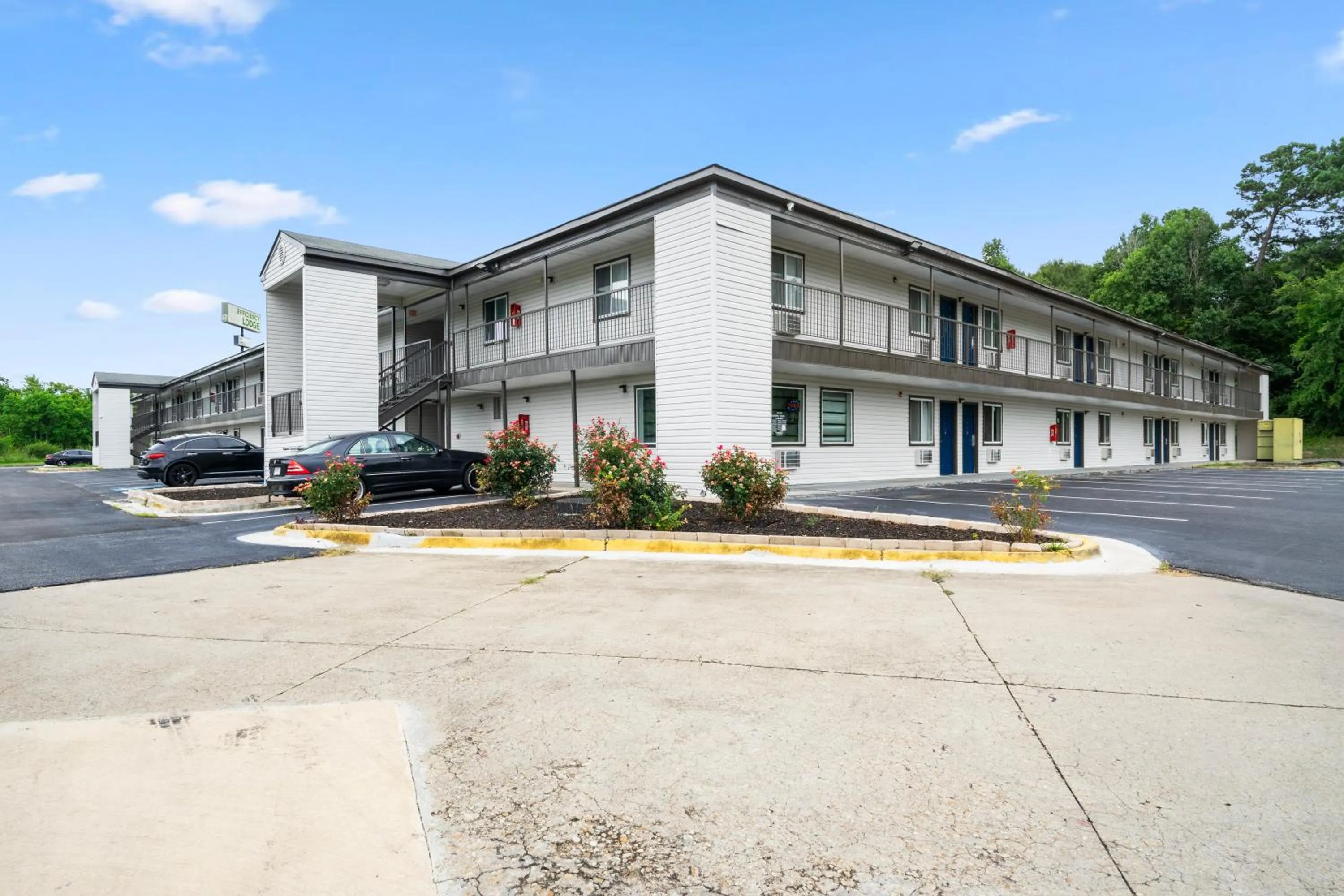 Property building in Efficiency Lodge Columbus