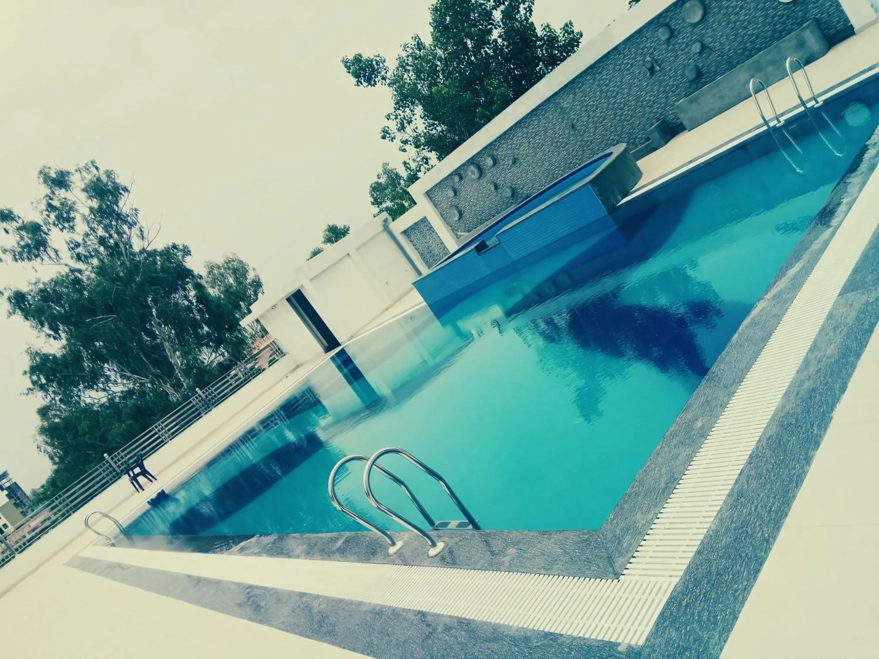 Swimming pool in Rubystone Shiv Vilas Palace