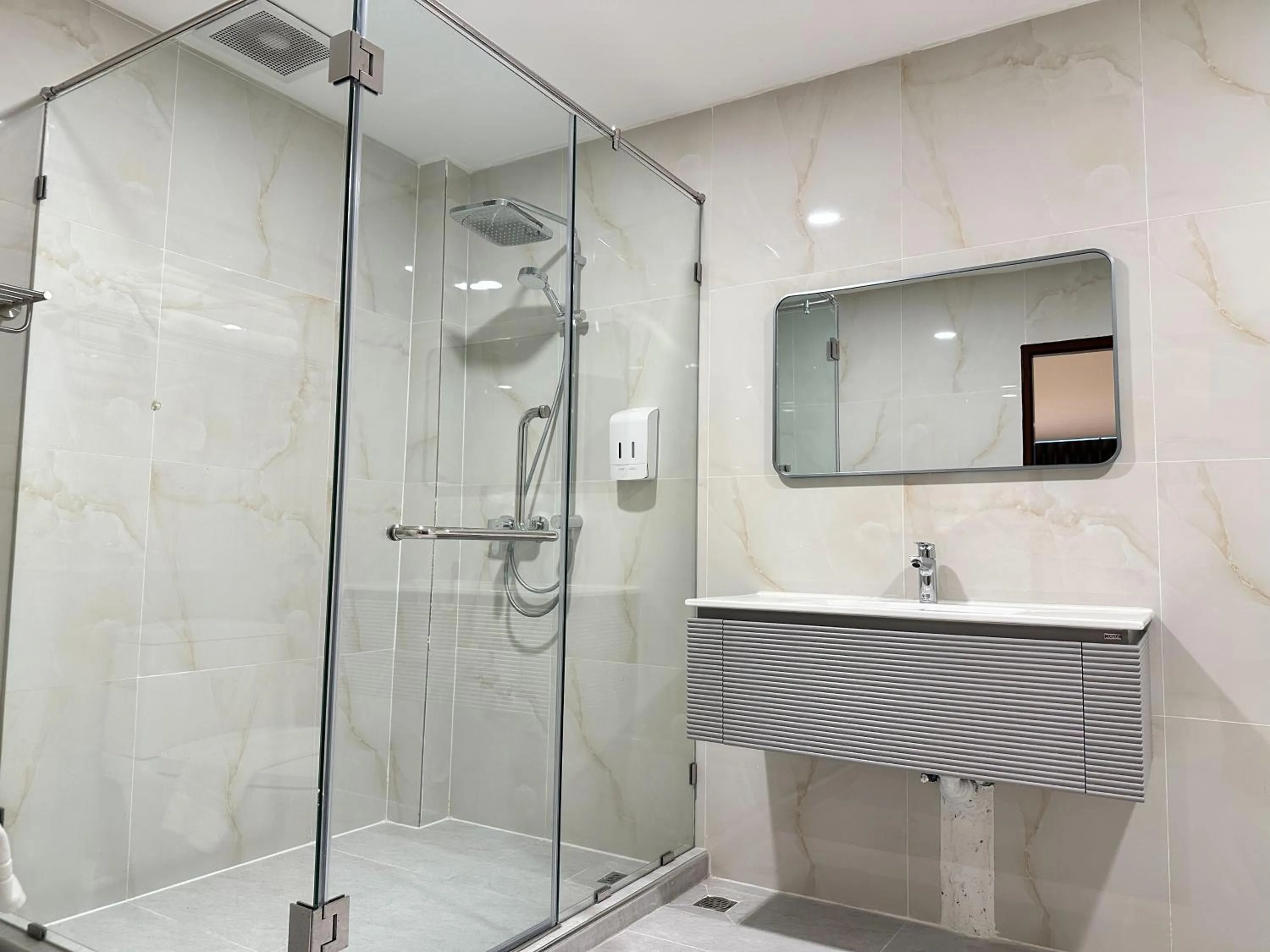 Shower in Winston Hotel