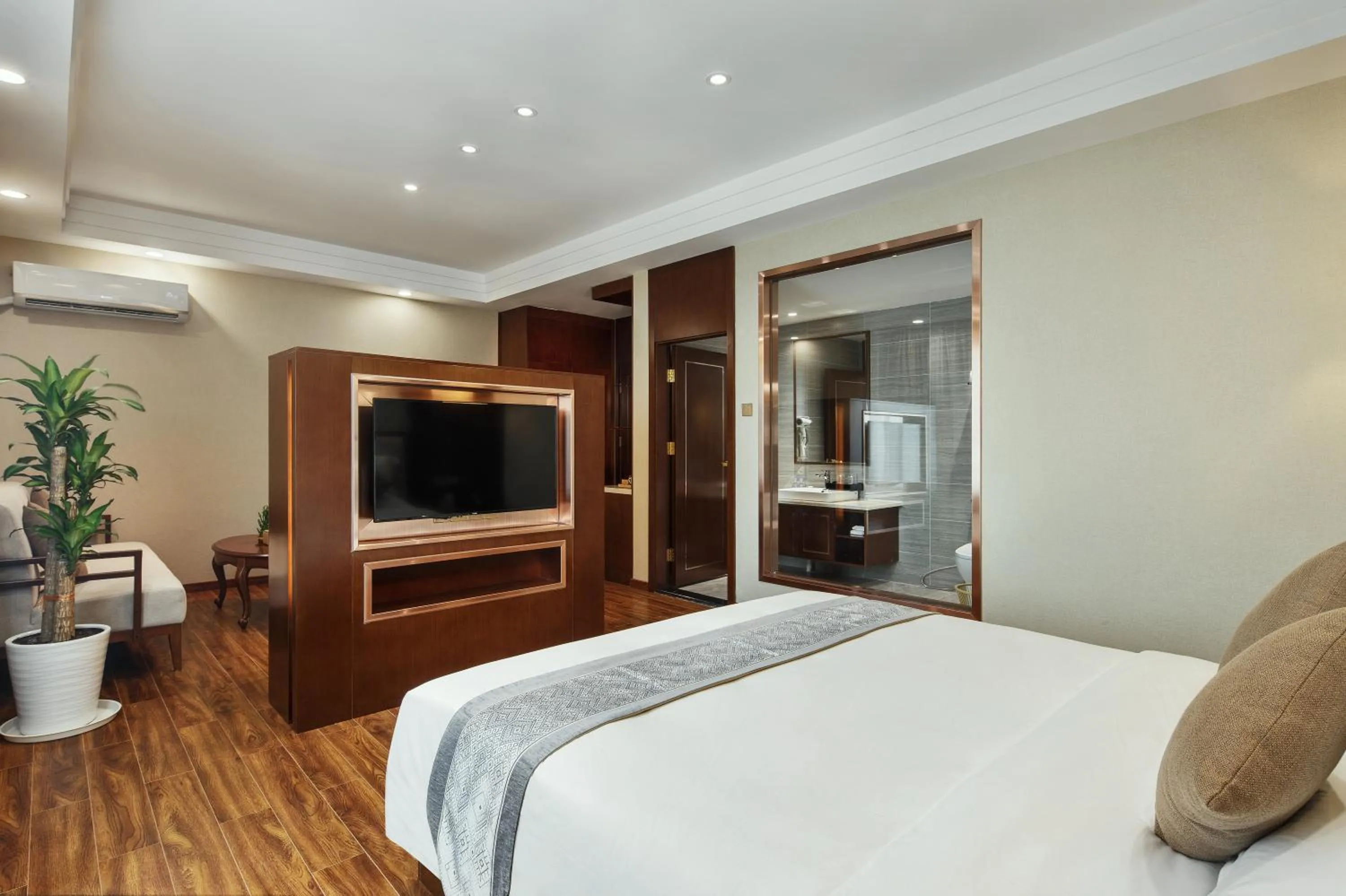 Photo of the whole room, Bed in Rose Garden International Hotel