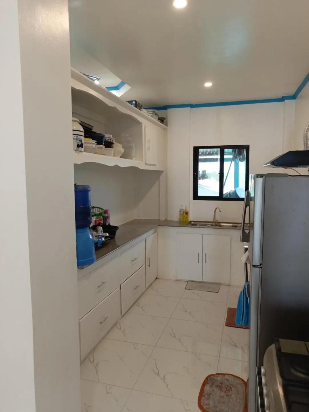 Kitchen or kitchenette in Drage Tourist Inn