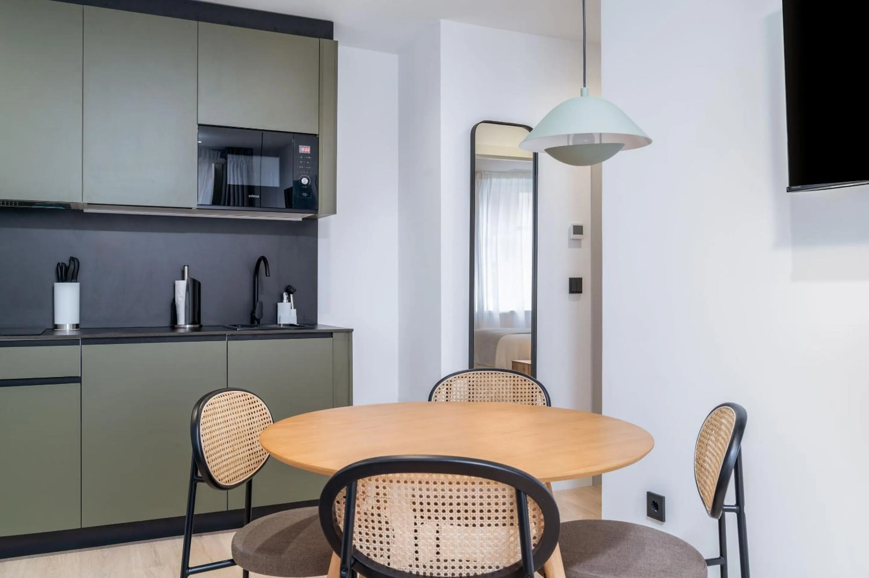 Coffee/tea facilities in Limehome Santiago de Compostela