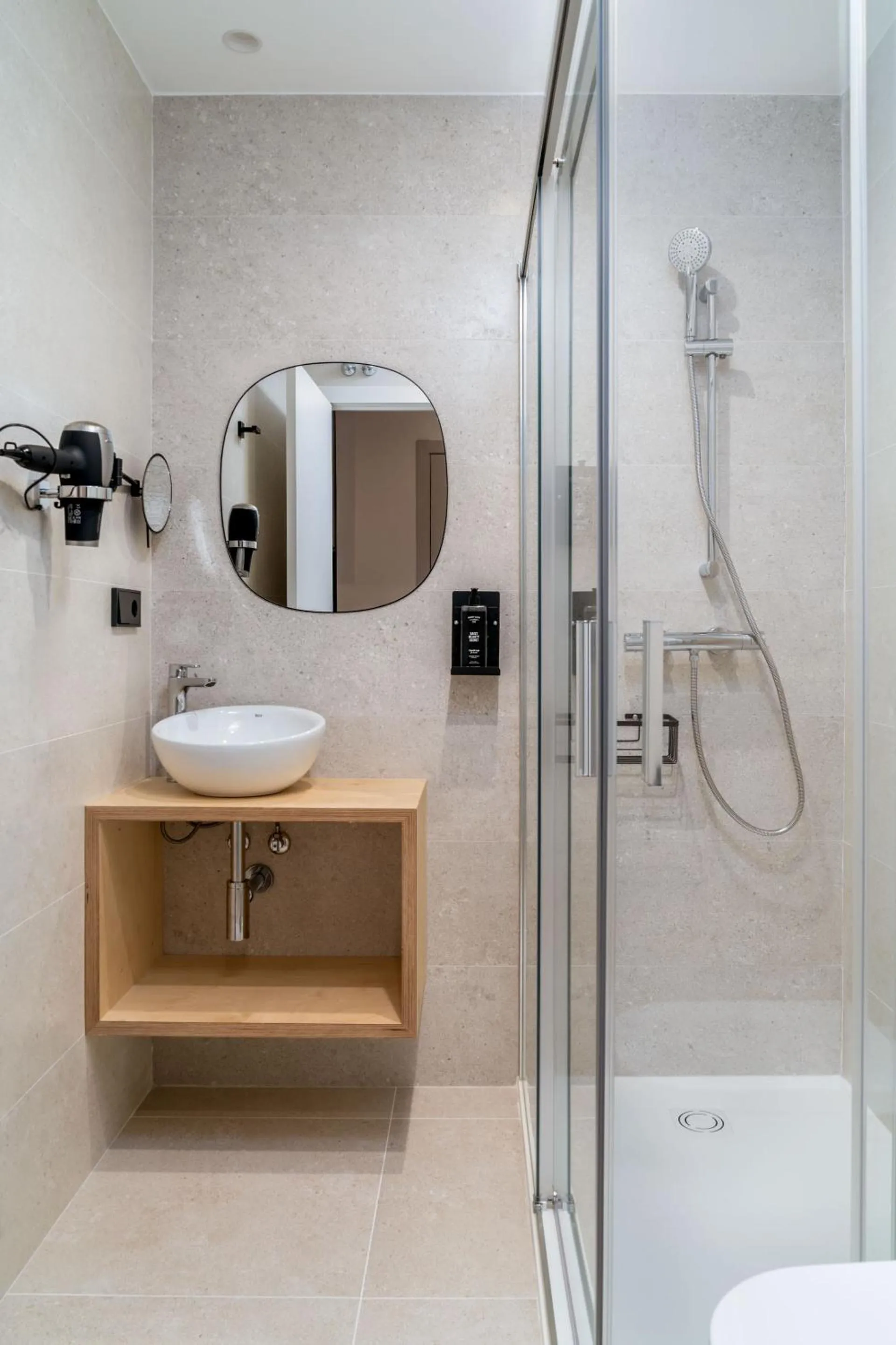 Shower in Limehome Santiago de Compostela