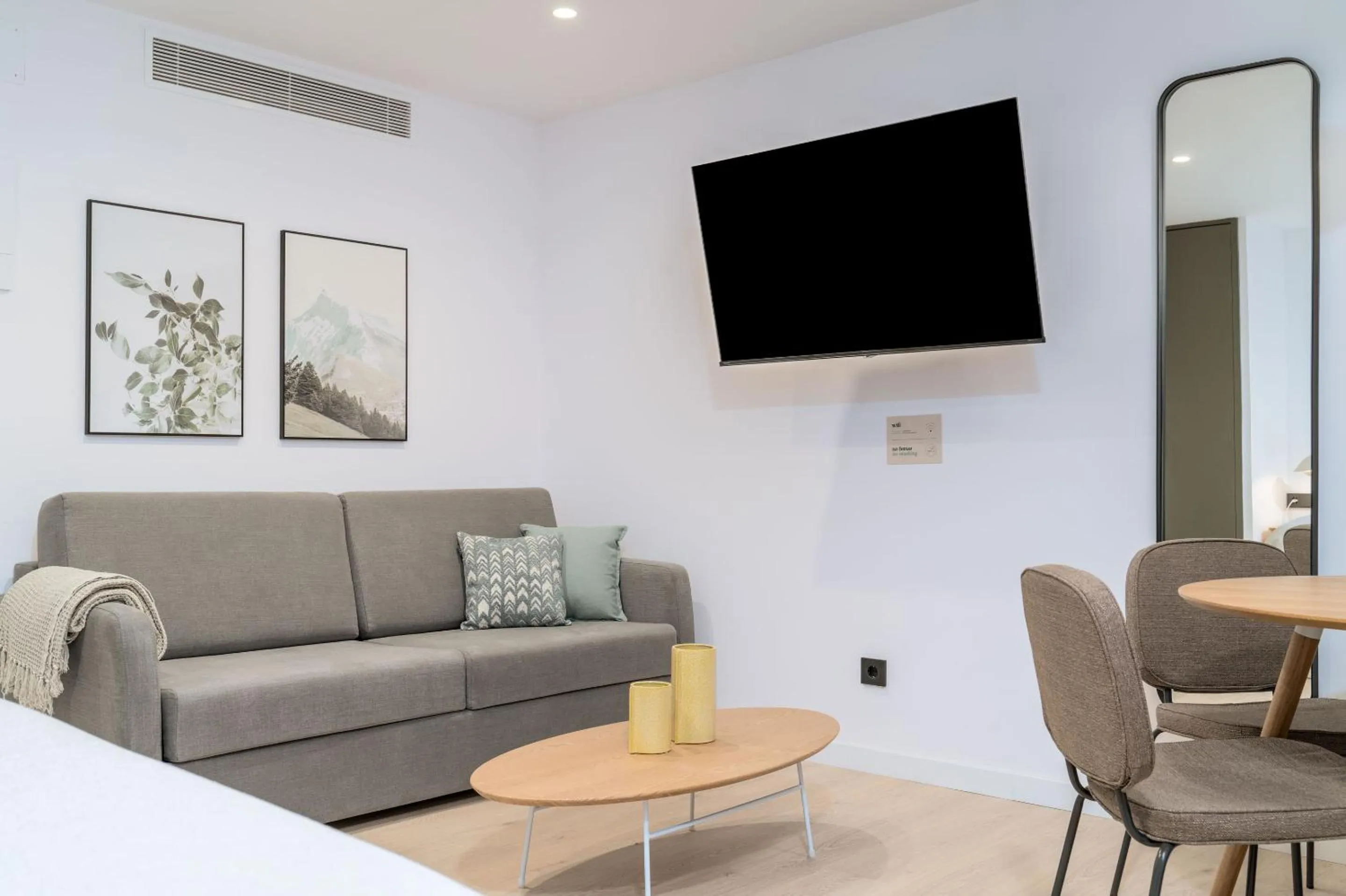 TV and multimedia in Limehome Santiago de Compostela